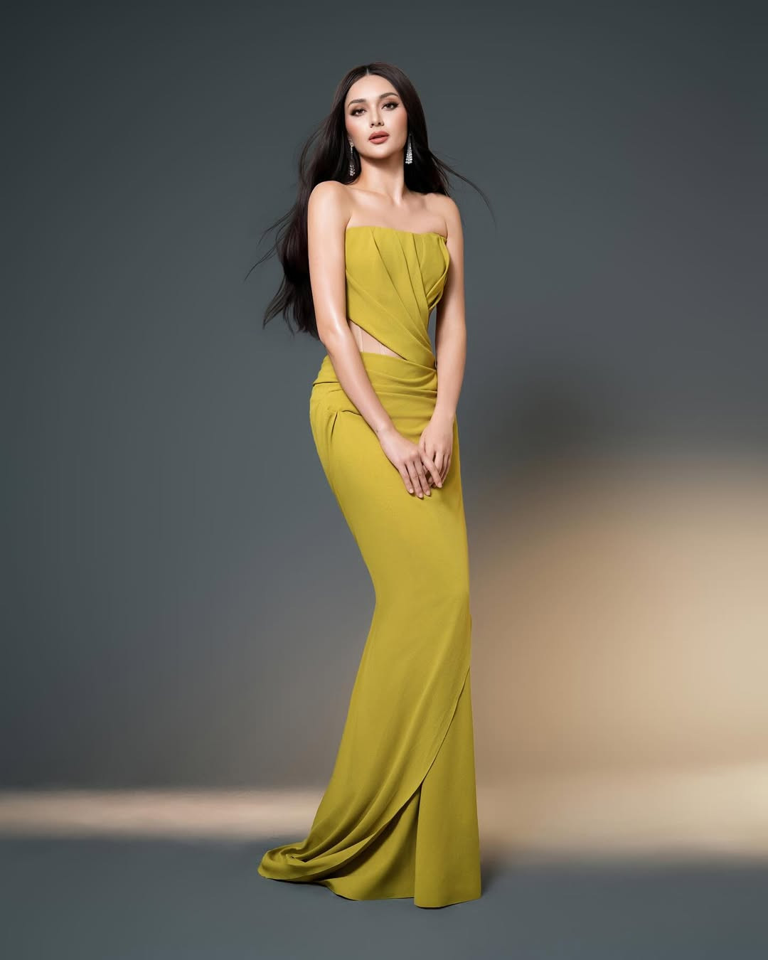 Maria Ahtisa Manalo được xem là ứng viên sáng giá của khu vực Đông Nam Á tại cuộc thi Hoa hậu Hoàn vũ 2025. Cô có khoảng nửa năm để trau dồi thêm các kỹ năng trước khi thi quốc tế. Năm ngoái, đại diện Philippines ở Hoa hậu Hoàn vũ 2024 tổ chức ở Mexico là người đẹp Chelsea Manalo. Cô đã lọt vào top 30, chiến thắng các giải phụ Hoa hậu Hoàn vũ khu vực châu Á, trang phục dân tộc đẹp nhất và trang phục dạ hội đẹp nhất.