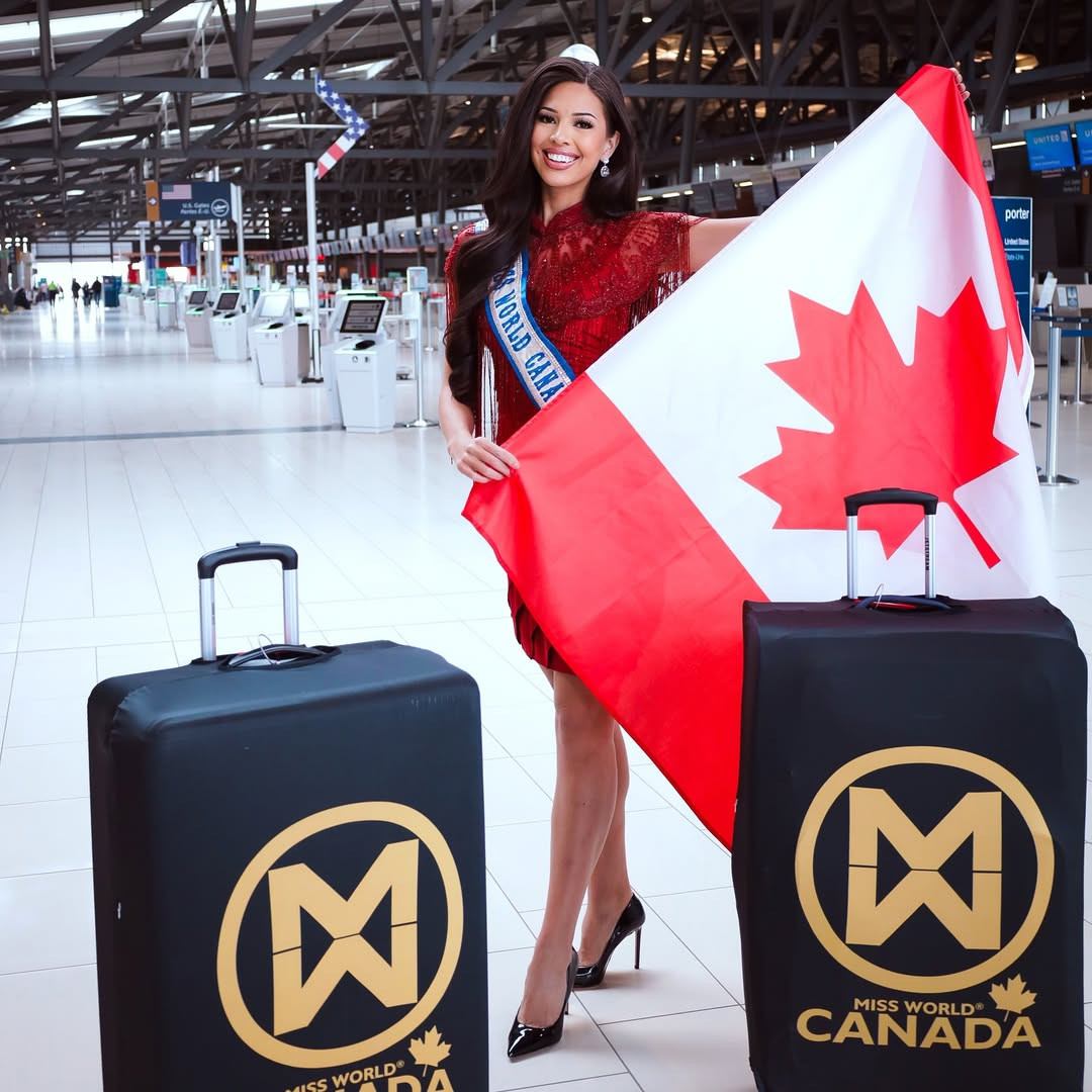 Đại diện Canada - Emma Morrison - mặc trang phục tông màu đỏ nổi bật ở sân bay. Cô cao 1,77 m, là diễn giả truyền cảm hứng. Emma làm nên lịch sử khi là người phụ nữ bản địa đầu tiên giành được danh hiệu Hoa hậu Thế giới Canada.