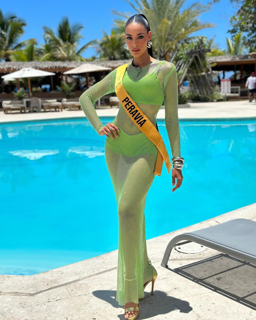 Người đẹp ưa chuộng phong cách thời trang cut-out, xuyên thấu táo bạo.