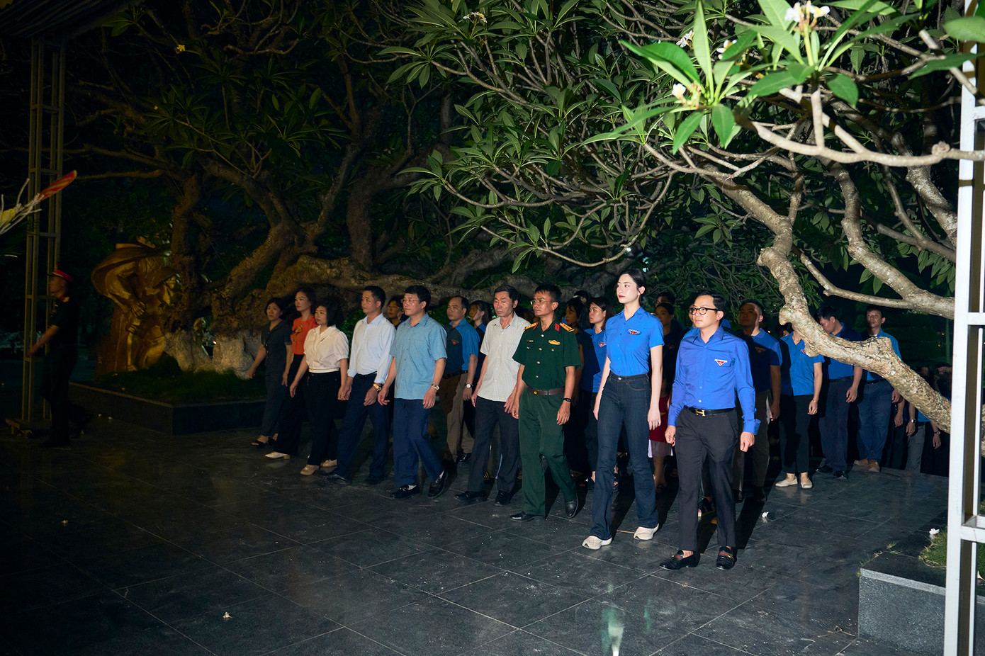 Tối 6/5, Hoa hậu Lương Thùy Linh cùng Tỉnh đoàn Điện Biên đã thắp nến và dâng hương tri ân các anh hùng liệt sĩ tại Nghĩa trang liệt sĩ A1 - nơi yên nghỉ của hàng trăm chiến sĩ đã anh dũng hy sinh trong chiến dịch Điện Biên Phủ lịch sử.