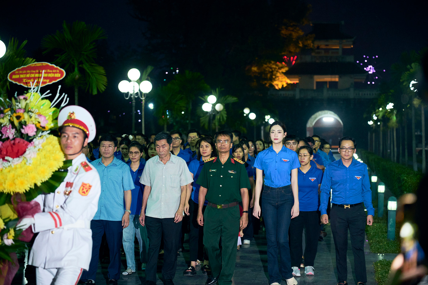 Tối 6/5, Hoa hậu Lương Thùy Linh cùng Tỉnh đoàn Điện Biên đã thắp nến và dâng hương tri ân các anh hùng liệt sĩ tại Nghĩa trang liệt sĩ A1 - nơi yên nghỉ của hàng trăm chiến sĩ đã anh dũng hy sinh trong chiến dịch Điện Biên Phủ lịch sử.