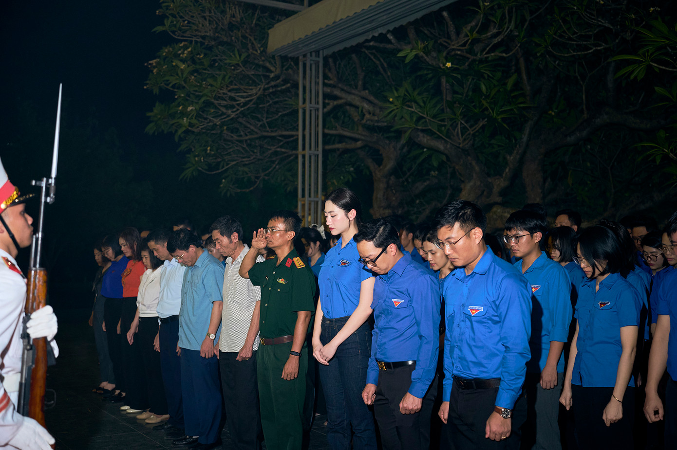 Trong dịp đại lễ kỷ niệm 50 năm Ngày giải phóng miền Nam, thống nhất đất nước (30/4/1975-30/4/2025) vừa qua, Lương Thùy Linh cũng tích cực tham gia nhiều hoạt động tri ân. Cô thực hiện nhiều bộ ảnh với áo dài, áo bà ba tại các địa điểm di tích lịch sử nổi tiếng ở TPHCM để hòa cùng không khí sôi động của tuổi trẻ cả nước hướng về đại lễ.