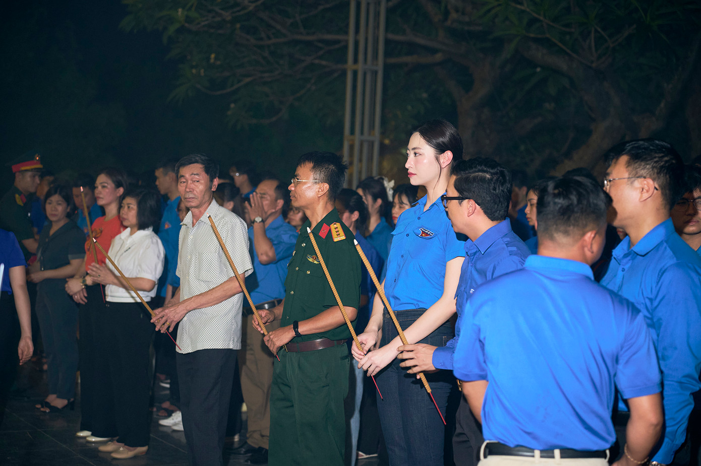 Lương Thùy Linh đang thực hiện dự án Vẽ tương lai tại tỉnh Điện Biên, đúng dịp kỷ niệm 71 năm chiến thắng Điện Biên Phủ. Cô đã có những hoạt động đồng hành ý nghĩa cùng tuổi trẻ Điện Biên để gửi lời tri ân sâu sắc đối với những hy sinh to lớn của các anh hùng liệt sĩ.