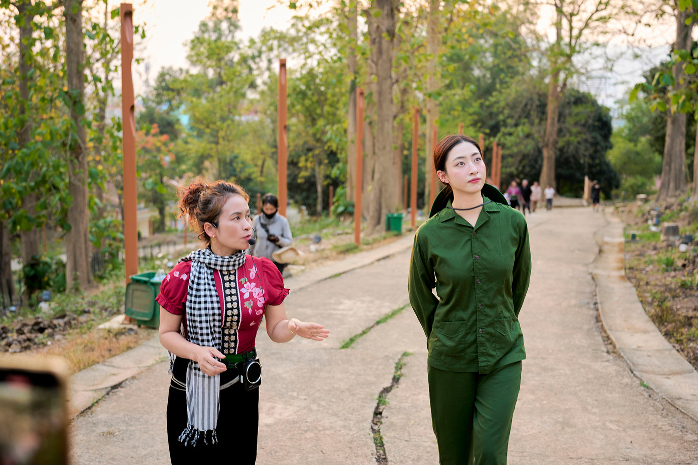 Cô tiếp nối hành trình tri ân tại Đồi A1 - một trong những điểm quan trọng và ác liệt nhất trong chiến dịch Điện Biên Phủ.