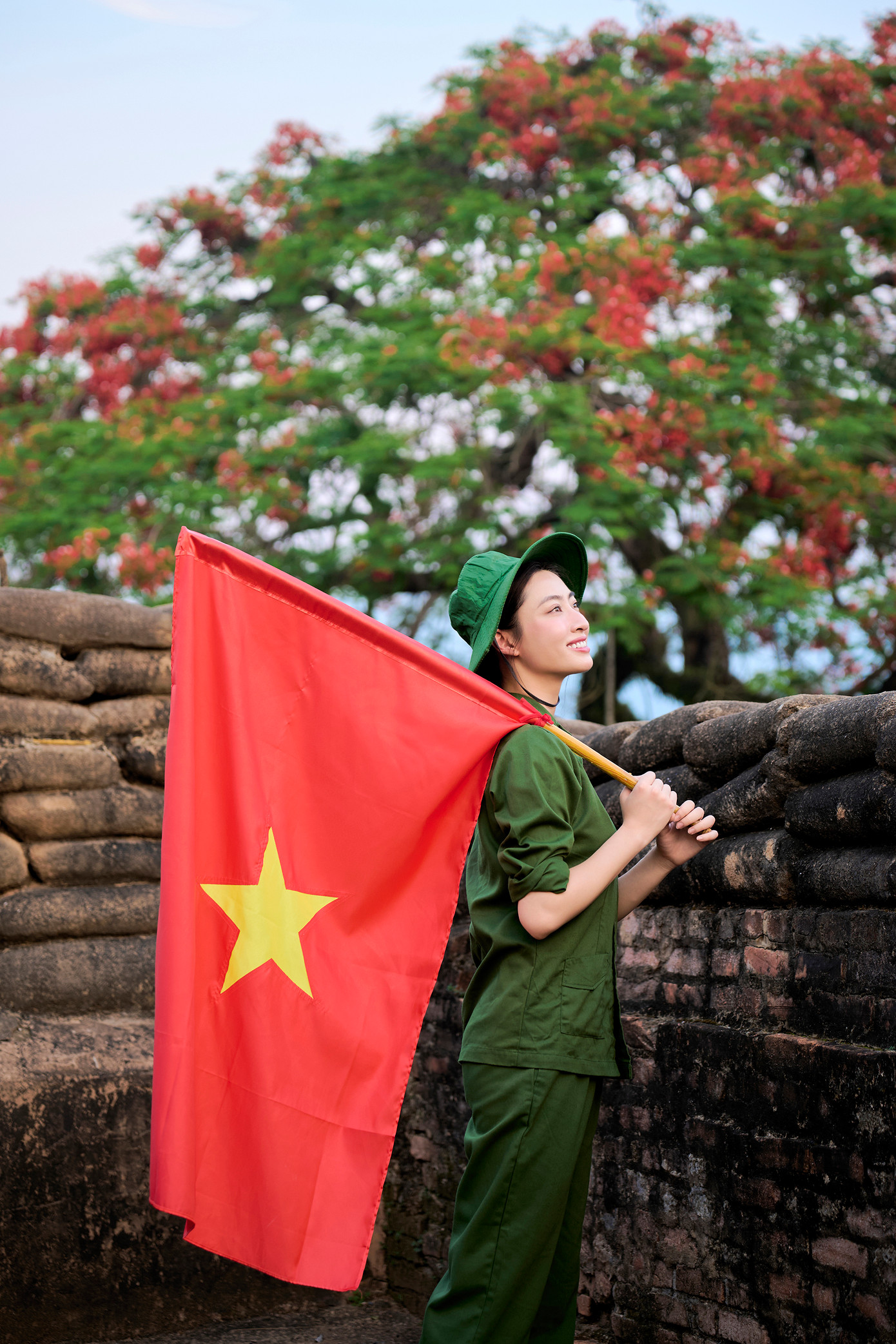 Người đẹp xúc động chia sẻ: "Để có được độc lập, tự do hôm nay, bao nhiêu con người đã nằm lại mãi nơi đất lạnh. Tôi tin rằng mỗi người Việt Nam, đặc biệt là người trẻ nên có nhiều hơn những chuyến đi tới những địa danh lịch sử, để hiểu về những công lao to lớn, trân trọng hơn những bình yên mà mình đang hưởng".