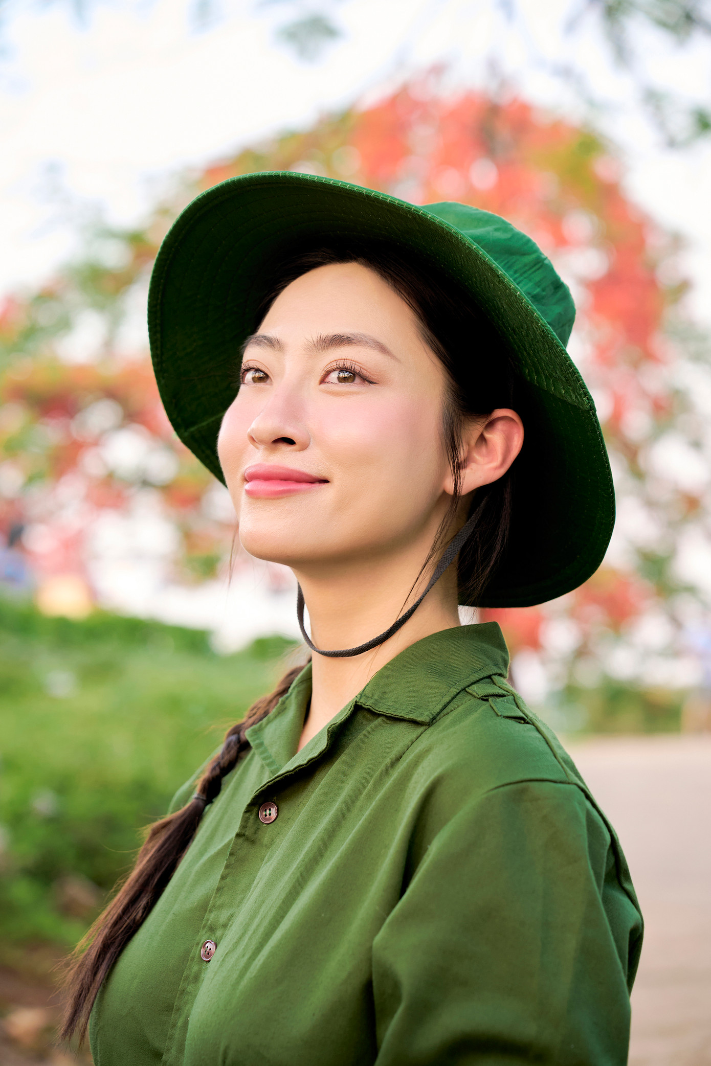 Tại đây, Lương Thùy Linh được lắng nghe chia sẻ, tường thuật về những trận chiến lẫy lừng của chiến dịch Điện Biên Phủ. "Chuyến đi này là trải nghiệm đáng nhớ đối với tôi. Được đặt chân đến mảnh đất lịch sử hào hùng, cảm nhận những dấu tích của một thời kỳ oanh liệt, tôi thấy mình nhỏ bé trước những cống hiến, hy sinh vĩ đại của cha ông vì nền hòa bình dân tộc", cô nói.