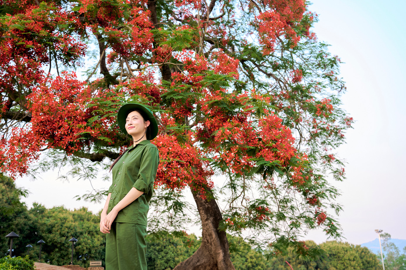 Cô tiếp nối hành trình tri ân tại Đồi A1 - một trong những điểm quan trọng và ác liệt nhất trong chiến dịch Điện Biên Phủ.