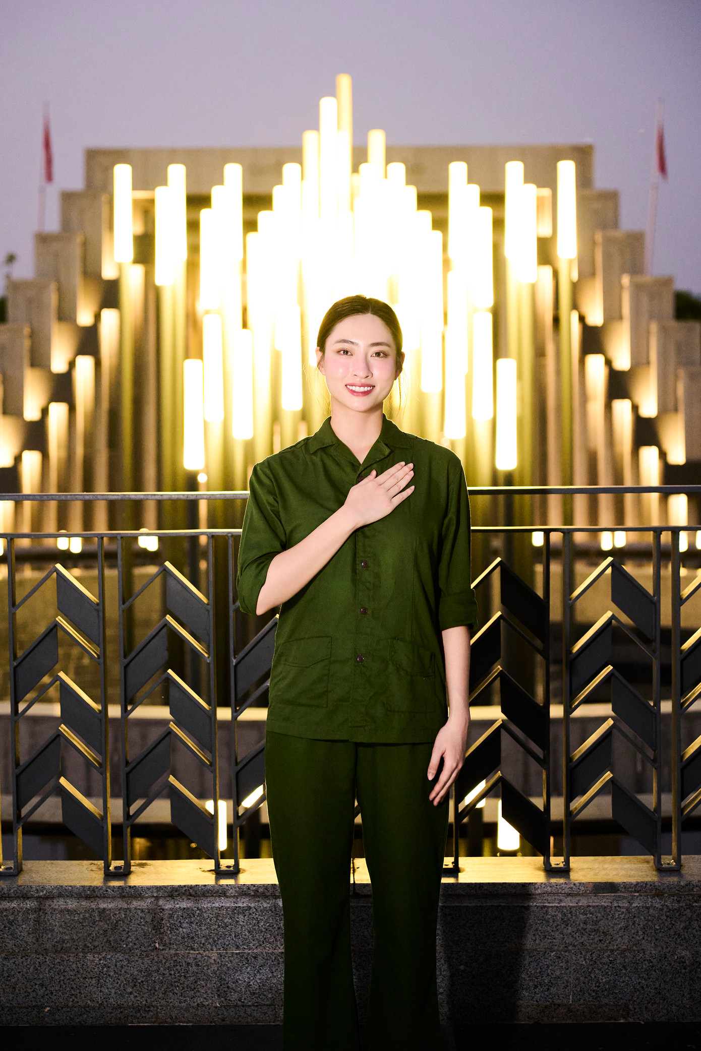 Người đẹp xúc động chia sẻ: "Để có được độc lập, tự do hôm nay, bao nhiêu con người đã nằm lại mãi nơi đất lạnh. Tôi tin rằng mỗi người Việt Nam, đặc biệt là người trẻ nên có nhiều hơn những chuyến đi tới những địa danh lịch sử, để hiểu về những công lao to lớn, trân trọng hơn những bình yên mà mình đang hưởng".