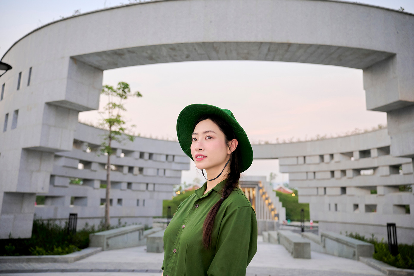 Tại đây, Lương Thùy Linh được lắng nghe chia sẻ, tường thuật về những trận chiến lẫy lừng của chiến dịch Điện Biên Phủ. "Chuyến đi này là trải nghiệm đáng nhớ đối với tôi. Được đặt chân đến mảnh đất lịch sử hào hùng, cảm nhận những dấu tích của một thời kỳ oanh liệt, tôi thấy mình nhỏ bé trước những cống hiến, hy sinh vĩ đại của cha ông vì nền hòa bình dân tộc", cô nói.