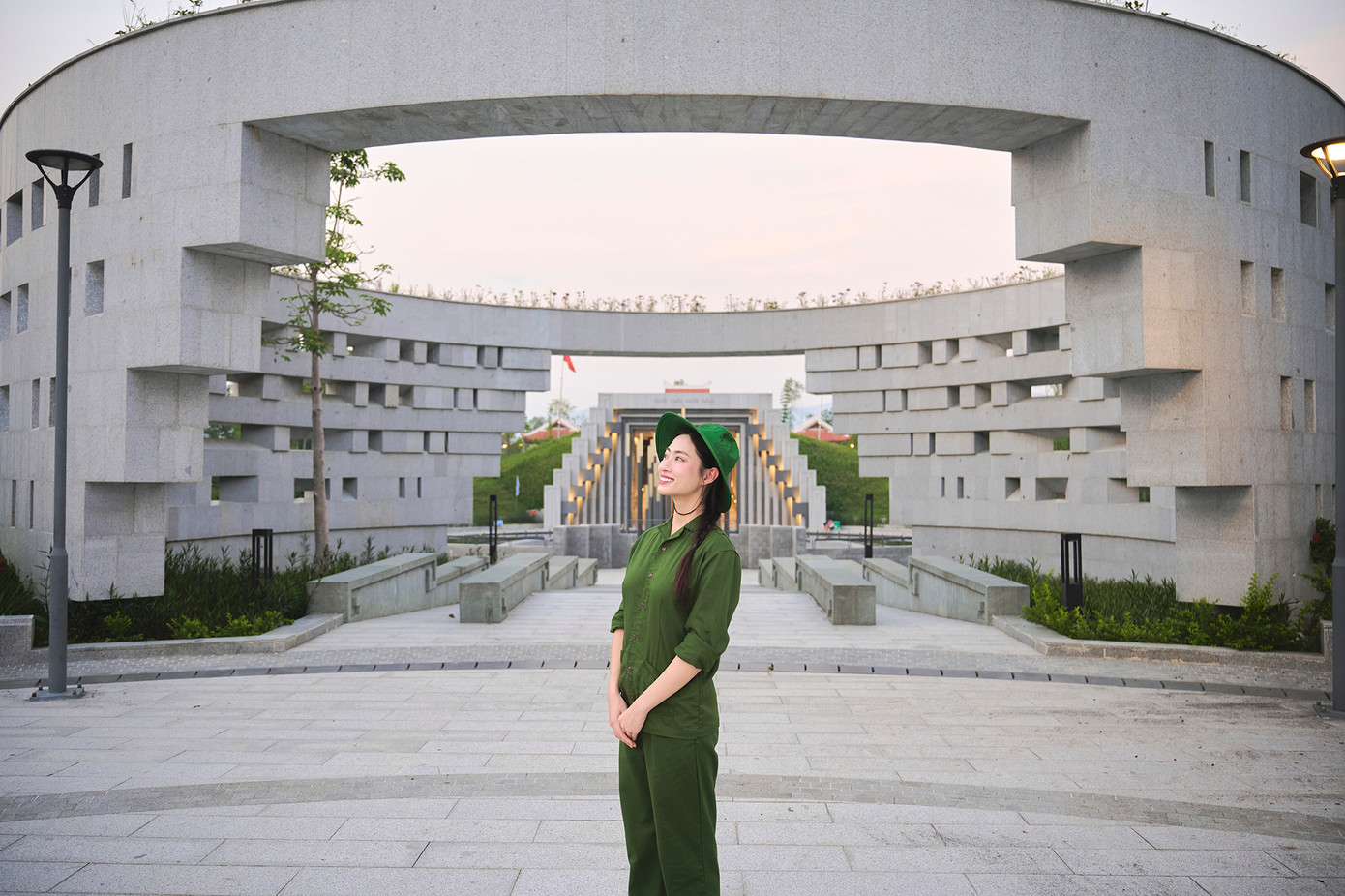 Tại đây, Lương Thùy Linh được lắng nghe chia sẻ, tường thuật về những trận chiến lẫy lừng của chiến dịch Điện Biên Phủ. "Chuyến đi này là trải nghiệm đáng nhớ đối với tôi. Được đặt chân đến mảnh đất lịch sử hào hùng, cảm nhận những dấu tích của một thời kỳ oanh liệt, tôi thấy mình nhỏ bé trước những cống hiến, hy sinh vĩ đại của cha ông vì nền hòa bình dân tộc", cô nói.