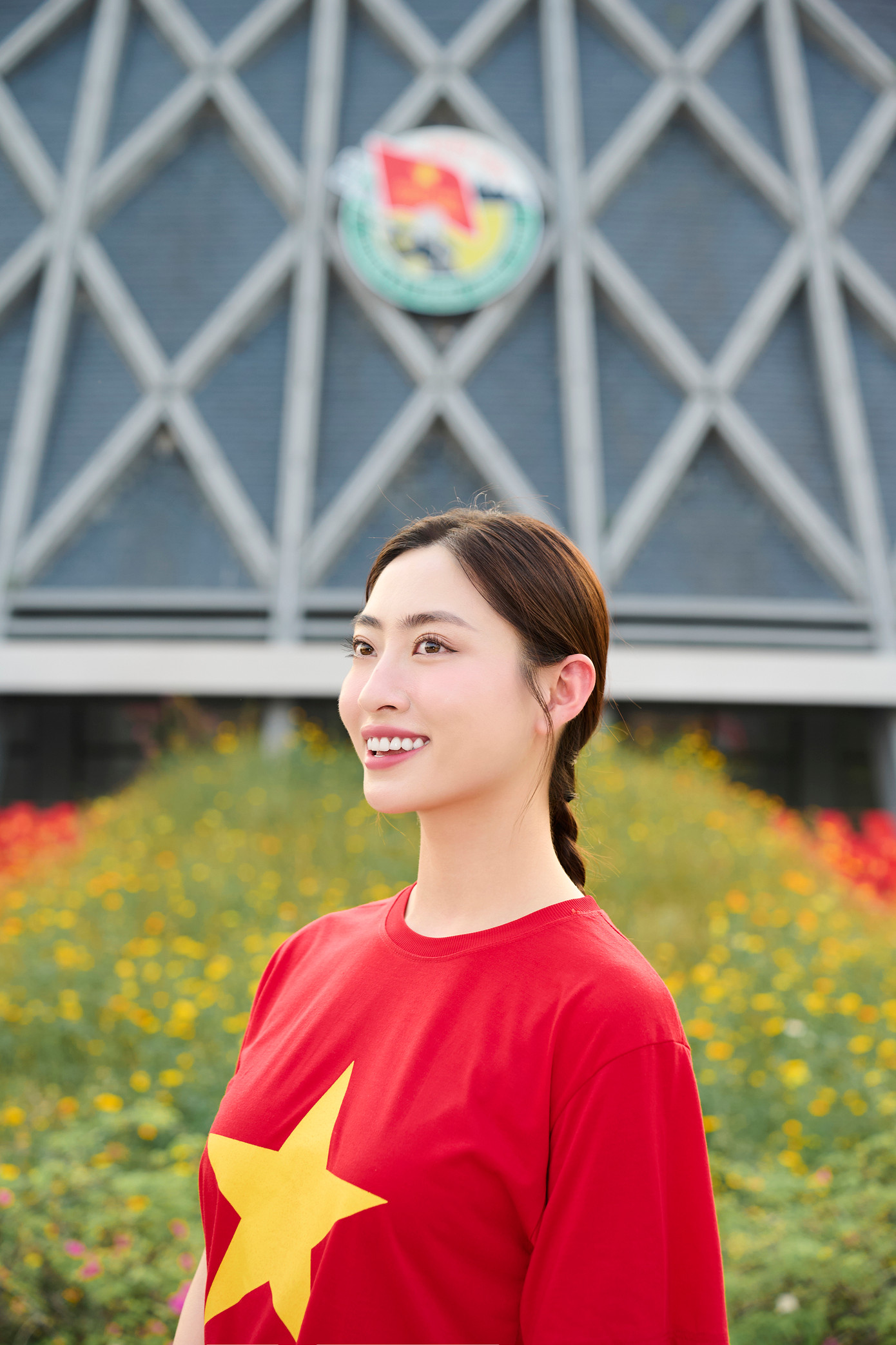 Lương Thùy Linh mong muốn lan tỏa tình yêu nước trong mỗi trái tim người trẻ. "Hãy đi và cảm nhận, để biết ơn sâu sắc nền hòa bình mà mình đang được tận hưởng", cô nói.