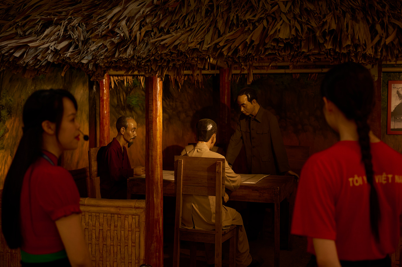 Khoác trên mình chiếc áo in hình cờ đỏ sao vàng, Hoa hậu Lương Thùy Linh chia sẻ sự xúc động và tự hào khi được tìm hiểu về các hiện vật, tư liệu quý giá, tái hiện chiến thắng lẫy lừng, một mốc son chói lọi của dân tộc Việt Nam.