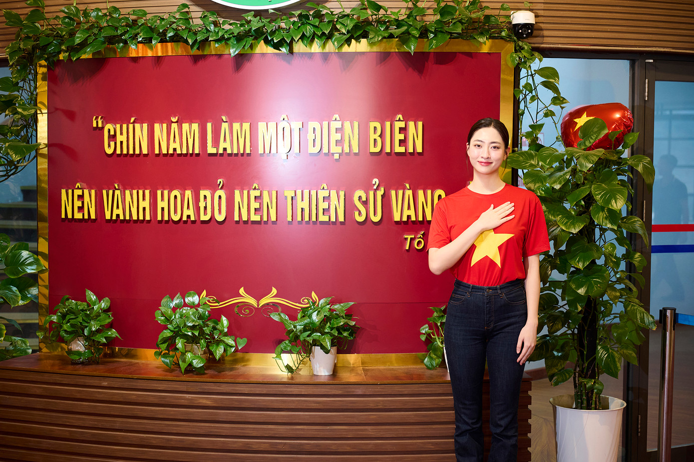 Trước đó, Hoa hậu Lương Thùy Linh đã có chuyến tham quan tới Bảo tàng Điện Biên Phủ - nơi tôn vinh giá trị lịch sử của chiến thắng lừng lẫy năm châu, chấn động địa cầu. Đây là một trong những điểm đến vô cùng ý nghĩa trong những ngày tháng 7 thiêng liêng này.