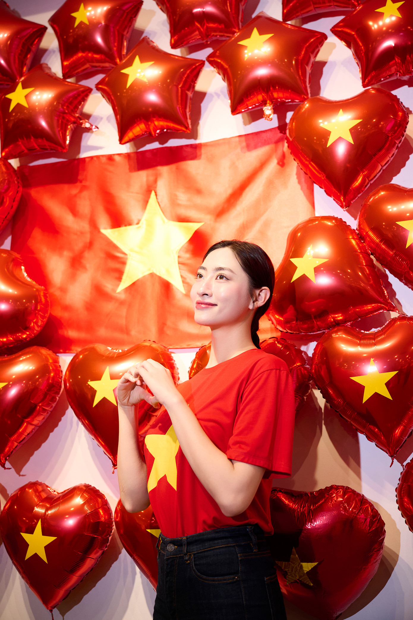 Lương Thùy Linh mong muốn lan tỏa tình yêu nước trong mỗi trái tim người trẻ. "Hãy đi và cảm nhận, để biết ơn sâu sắc nền hòa bình mà mình đang được tận hưởng", cô nói.