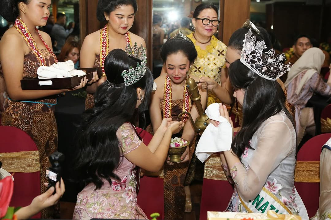 Thanh Thủy nhận được nhiều lời khen ngợi từ fan Indonesia và quốc tế khi mặc trang phục truyền thống Kebaya. Trang phục Kebaya nổi tiếng với sự thanh lịch, tinh tế và mang đậm giá trị văn hóa của Indonesia.