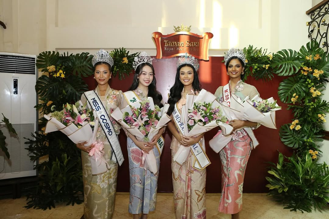 Có mặt cùng Thanh Thủy ở Indonesia là đương kim Hoa hậu Siêu quốc gia - Harashta Haifa Zahra, đương kim Miss Cosmo - Ketut Permata Juliastrid và đương kim Miss Charm - Rashmita Rasindran. 4 hoa hậu quốc tế chụp ảnh cùng đại diện của tổ chức Puteri Indonesia. Các người đẹp là khách mời, trao vương miện cho đại diện của Indonesia tại các cuộc thi sắc đẹp quốc tế trong năm 2025 sẽ được lựa chọn trong chung kết Puteri Indonesia tối 2/5.