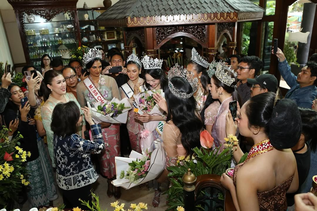 Có mặt ở Indonesia, các hoa hậu nhận được sự chào đón nồng nhiệt từ ban tổ chức và fan sắc đẹp.