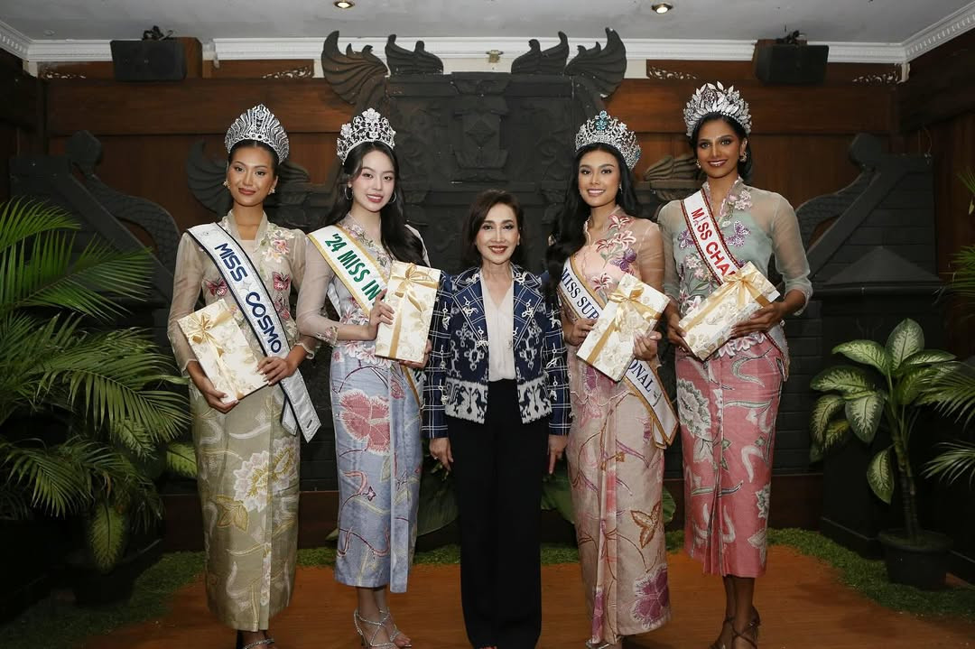 Có mặt cùng Thanh Thủy ở Indonesia là đương kim Hoa hậu Siêu quốc gia - Harashta Haifa Zahra, đương kim Miss Cosmo - Ketut Permata Juliastrid và đương kim Miss Charm - Rashmita Rasindran. 4 hoa hậu quốc tế chụp ảnh cùng đại diện của tổ chức Puteri Indonesia. Các người đẹp là khách mời, trao vương miện cho đại diện của Indonesia tại các cuộc thi sắc đẹp quốc tế trong năm 2025 sẽ được lựa chọn trong chung kết Puteri Indonesia tối 2/5.