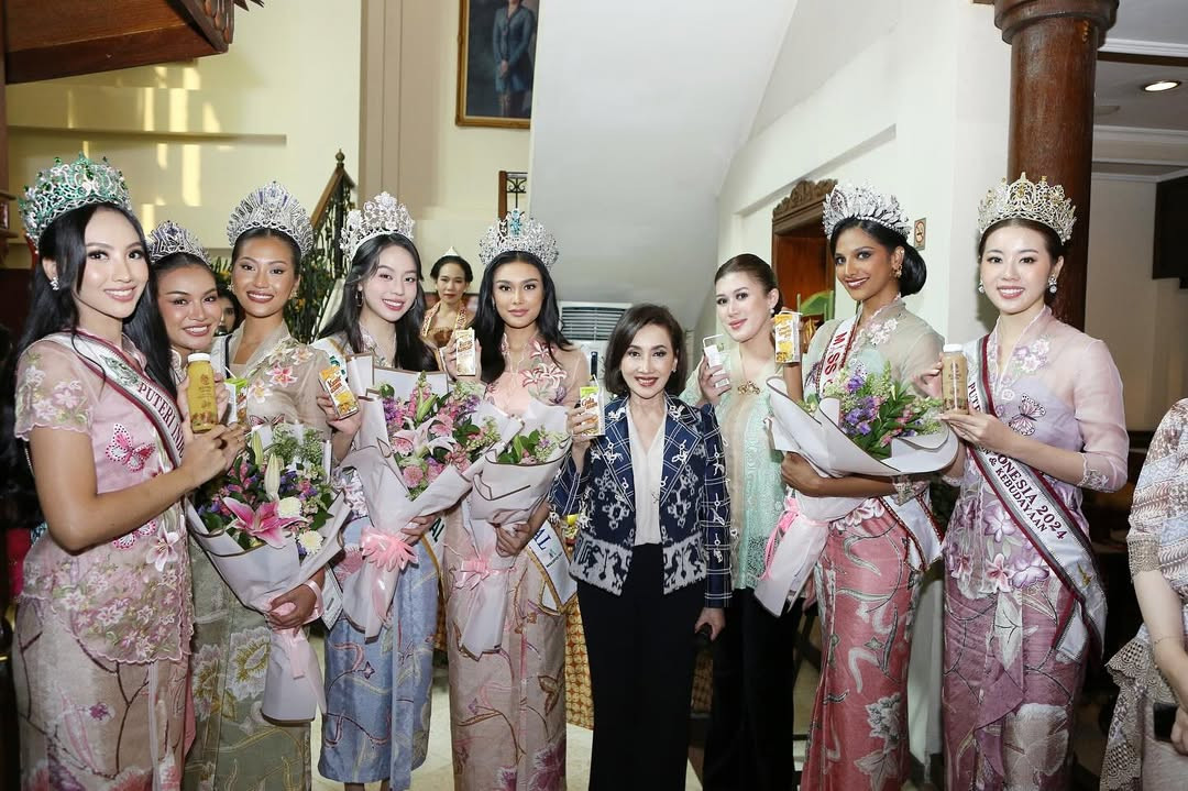 Ngày 1/5, Thanh Thủy đã có mặt ở Indonesia với tư cách khách mời của tổ chức Puteri Indonesia. Cô và các hoa hậu, á hậu quốc tế tham dự đêm chung kết Puteri Indonesia 2025 diễn ra vào tối 2/5.