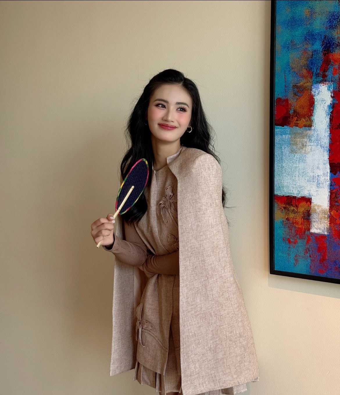 Tại khách sạn, Ý Nhi chung phòng cùng đại diện Thái Lan - Opal Suchata Chuangsri - người đẹp nổi bật ở cuộc thi năm nay, được nhiều diễn đàn sắc đẹp dự đoán đăng quang. Trong hoạt động đầu tiên, Ý Nhi mặc thiết kế tông màu thanh lịch, kết hợp áo choàng. Cô trang điểm và làm tóc nhẹ nhàng.