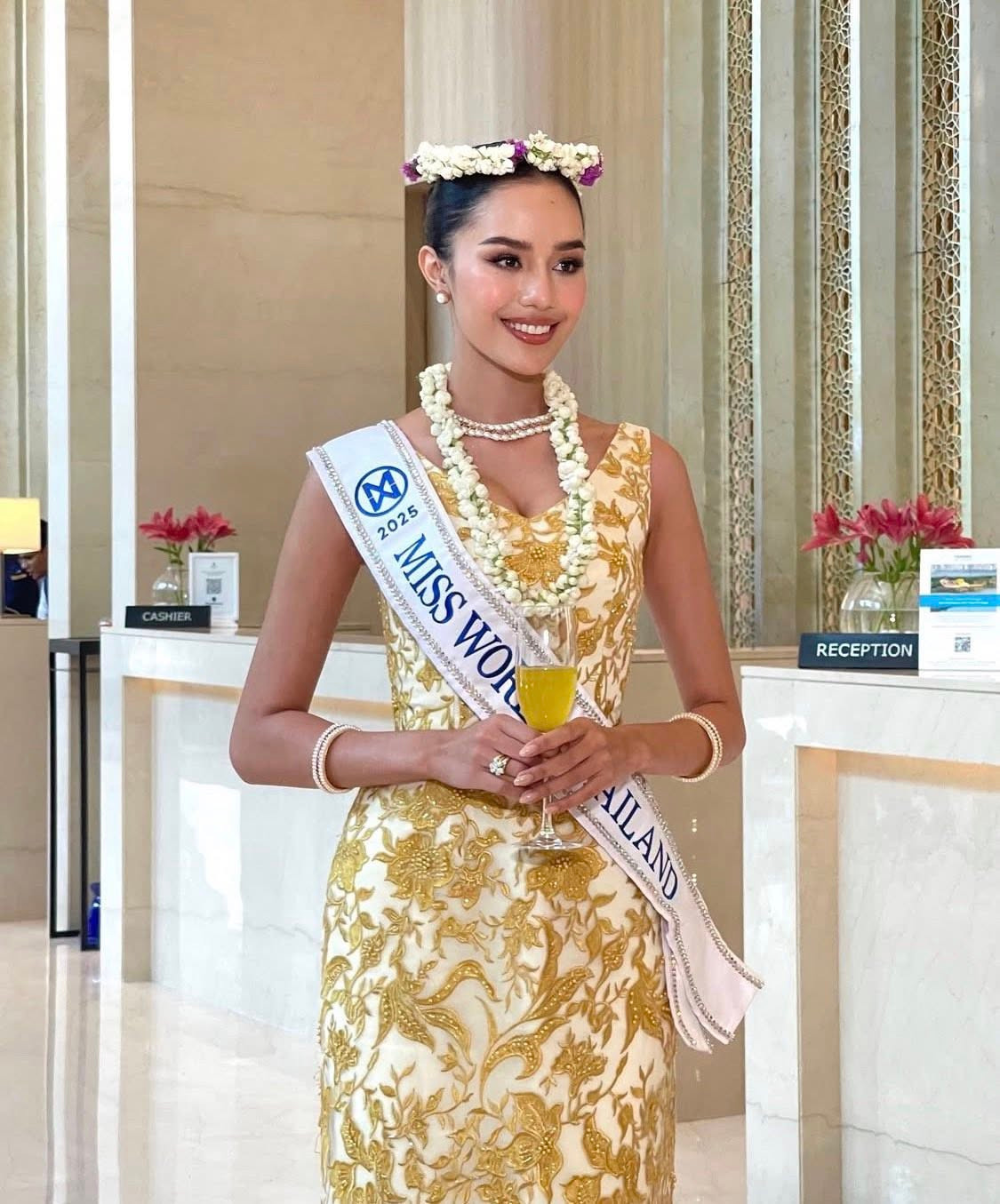 Đại diện Thái Lan - Opal Suchata Chuangsri - nổi bật, rạng rỡ bên dàn thí sinh. Cô luôn xuất hiện với vẻ ngoài chuyên nghiệp, váy áo lộng lẫy.
