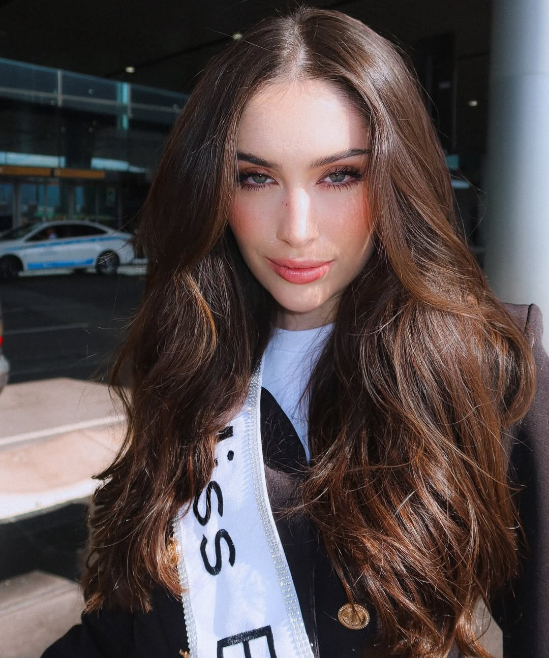 Đại diện Brazil - Jessica Pedroso - mặc trang phục kín đáo khi ra sân bay. Người đẹp năm nay 25 tuổi, cao 1,75 m, có bằng thạc sĩ về ngôn ngữ hiện đại. Hiện cô là giáo viên và kỹ sư cơ khí. Cô theo đuổi dự án xã hội có tên Hạt giống tốt, nhằm mục đích nâng cao giáo dục cho trẻ em có hoàn cảnh khó khăn.