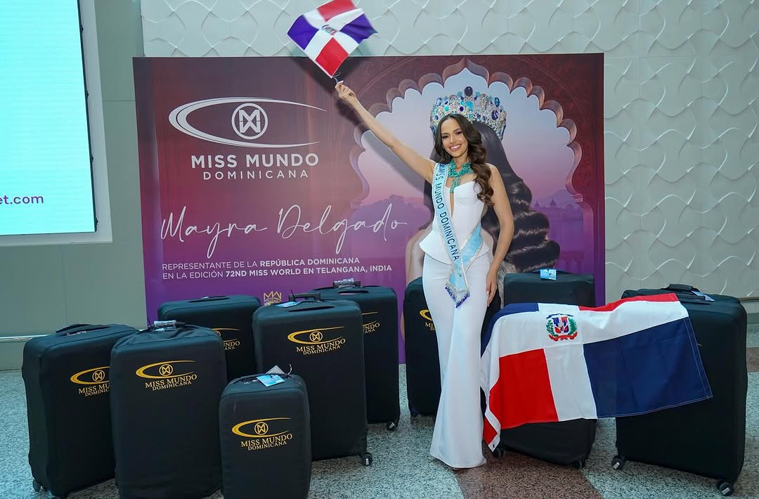 Mayra Alejandra cao 1,75 m, có thể nói tiếng Anh và Tây Ban Nha. Cô có bằng Quản trị kinh doanh và các chứng chỉ từ Trường Kinh doanh Harvard, Trường Quản lý Barna và Đại học Wilkes. Mayra là người ủng hộ mạnh mẽ cho phúc lợi xã hội. Cô đang điều hành hai quỹ từ thiện đó là Manos Surcadas RD - giúp đỡ những người già bị bỏ rơi trong các viện dưỡng lão và AIP Breast Prevention &amp; Care RD - tập trung vào phòng ngừa ung thư vú.