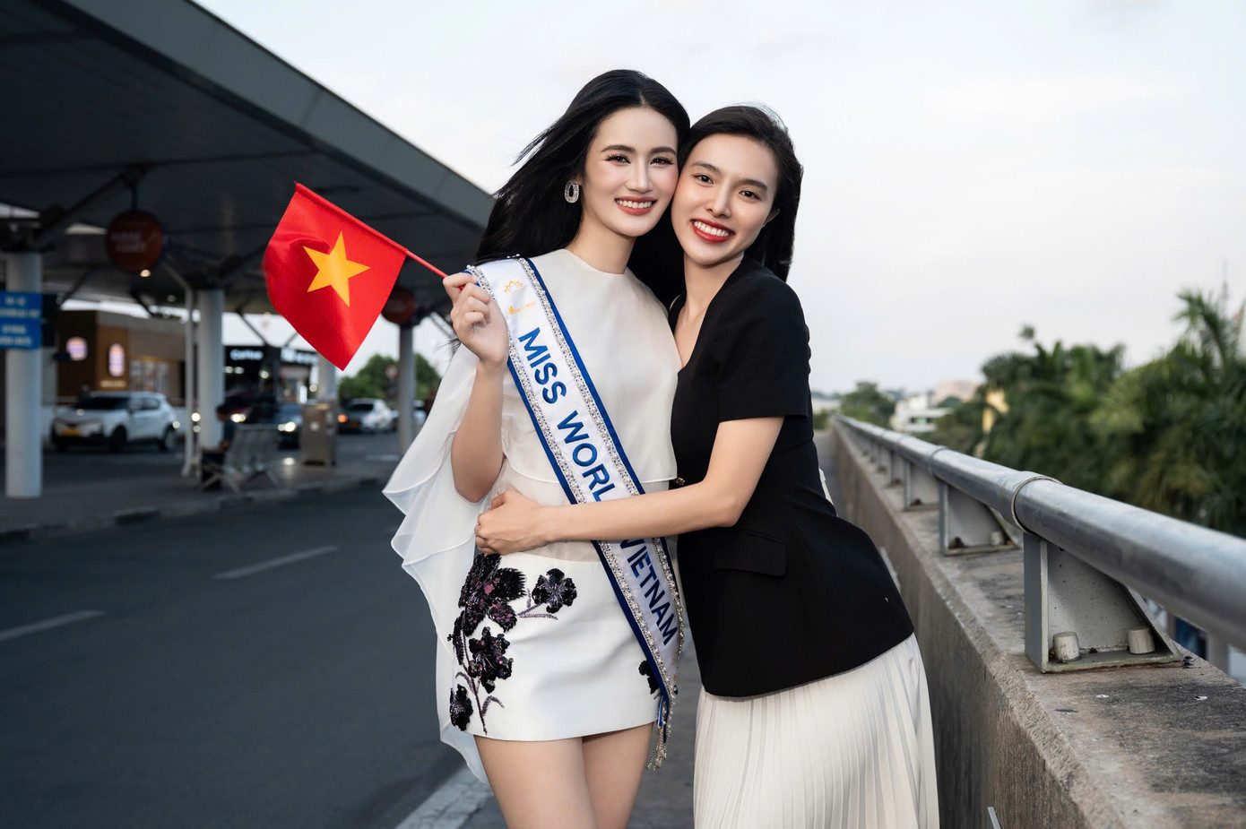 Nhiều người đẹp như Á hậu Bùi Khánh Linh, Minh Kiên, Hạnh Nguyên, Cẩm Ly... đã ra sân bay để tiễn Ý Nhi.