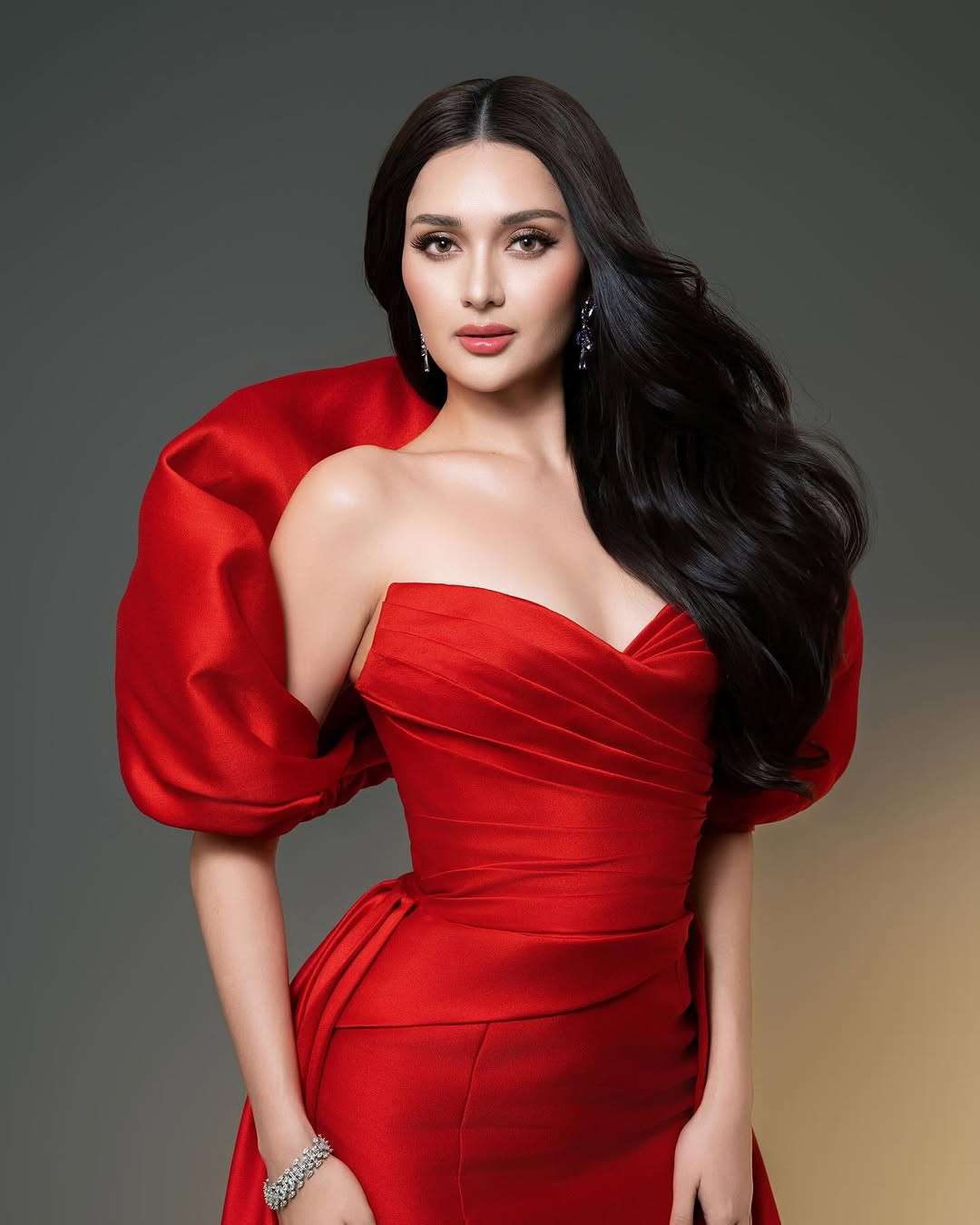 Tuy nhiên, chiến thắng của Maria Ahtisa Manalo vẫn gây nhiều ý kiến trái chiều. Phần thi ứng xử của Maria Ahtisa Manalo bị cho rằng nhạt nhòa, không có điểm nhấn và thiếu sức hút so với các thí sinh còn lại trong top 6. Cô cũng là thí sinh duy nhất trả lời dài hơn so với thời gian quy định. Người đẹp còn bị ngã trong phần thi dạ hội.