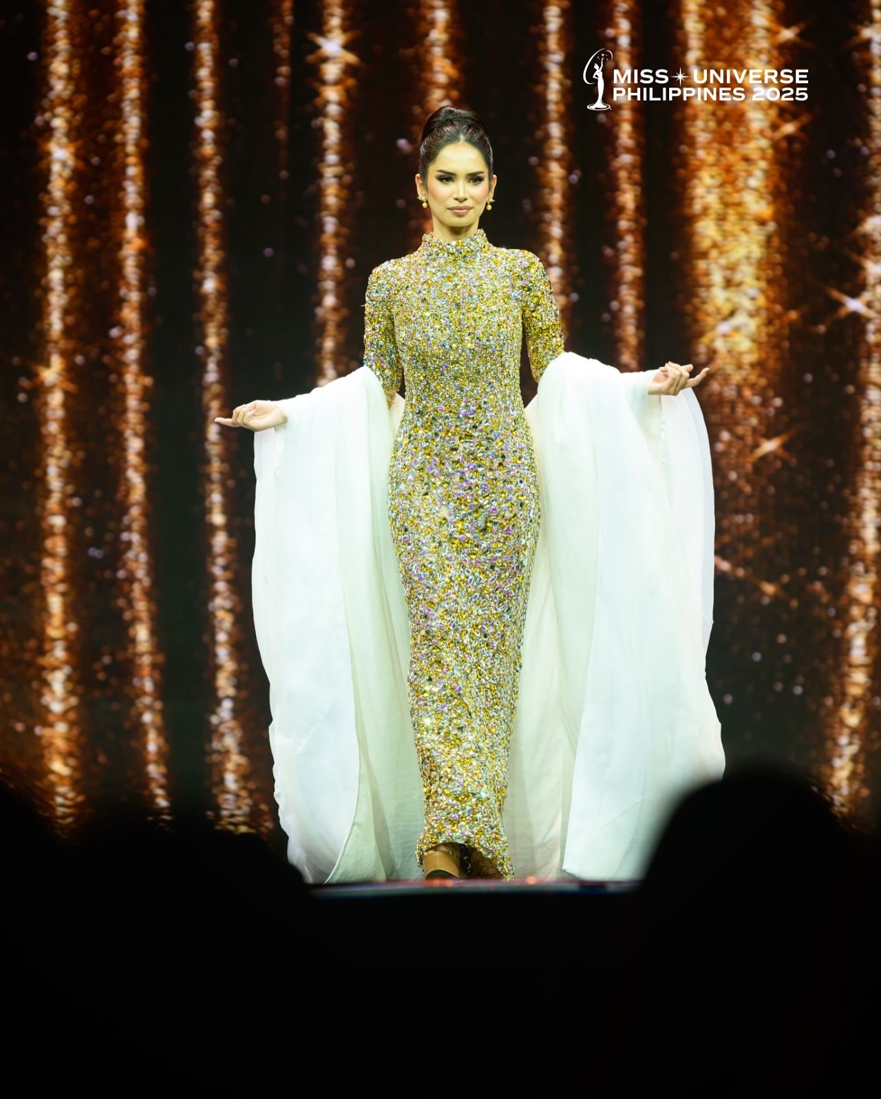 Các thí sinh trình diễn váy dạ hội trong chung kết.