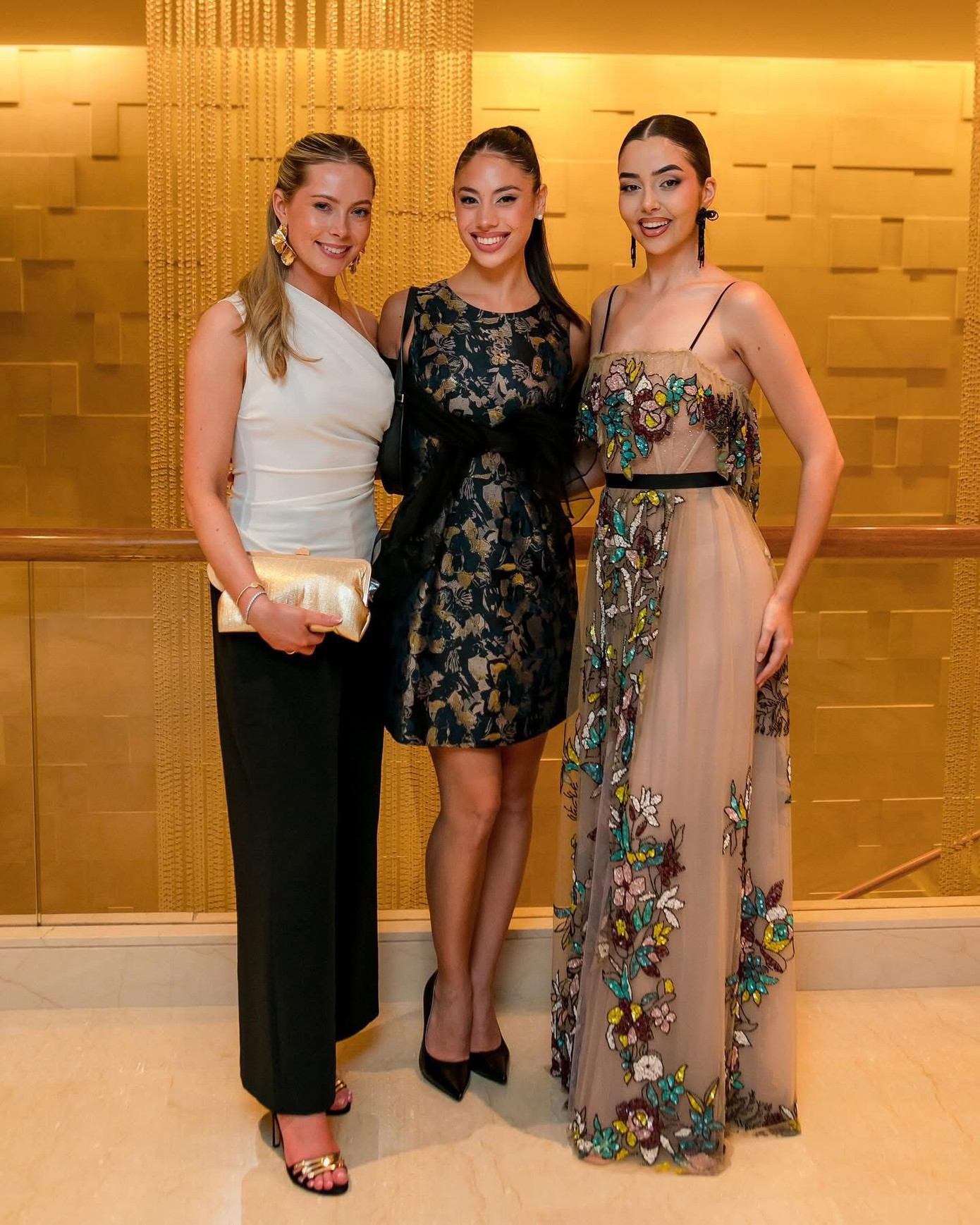 Trước thềm khai mạc, 3 thí sinh bất ngờ bỏ thi. Cuộc thi Hoa hậu Thế giới lần thứ 72 cũng vấp phải những phản ứng không mấy tích cực từ giới quan chức Ấn Độ.