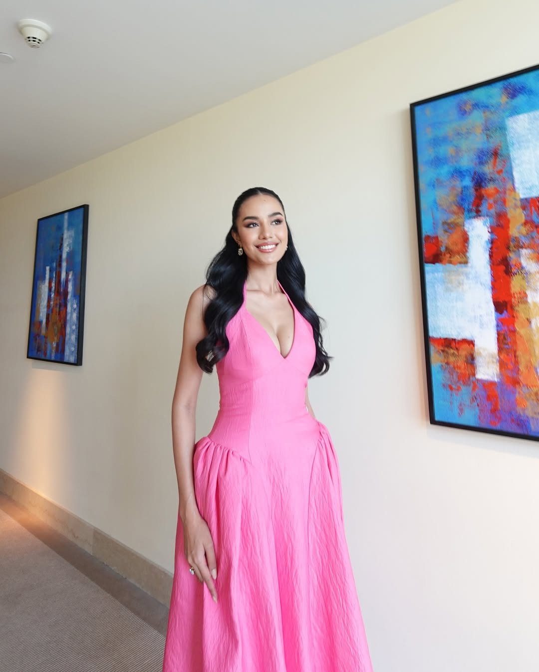 Trong ngày đầu tiên, Opal diện thiết kế tông màu hồng, xẻ vòng một gợi cảm. Opal Suchata Chuangsri từng thi Hoa hậu Hoàn vũ 2024 ở Mexico và giành ngôi á hậu 3. Sau khi được công bố là đại diện Thái Lan ở Hoa hậu Thế giới 2025, cô bị ban tổ chức Hoa hậu Hoàn vũ tước danh hiệu á hậu. Opal năm nay 21 tuổi, cao 1,8 m.