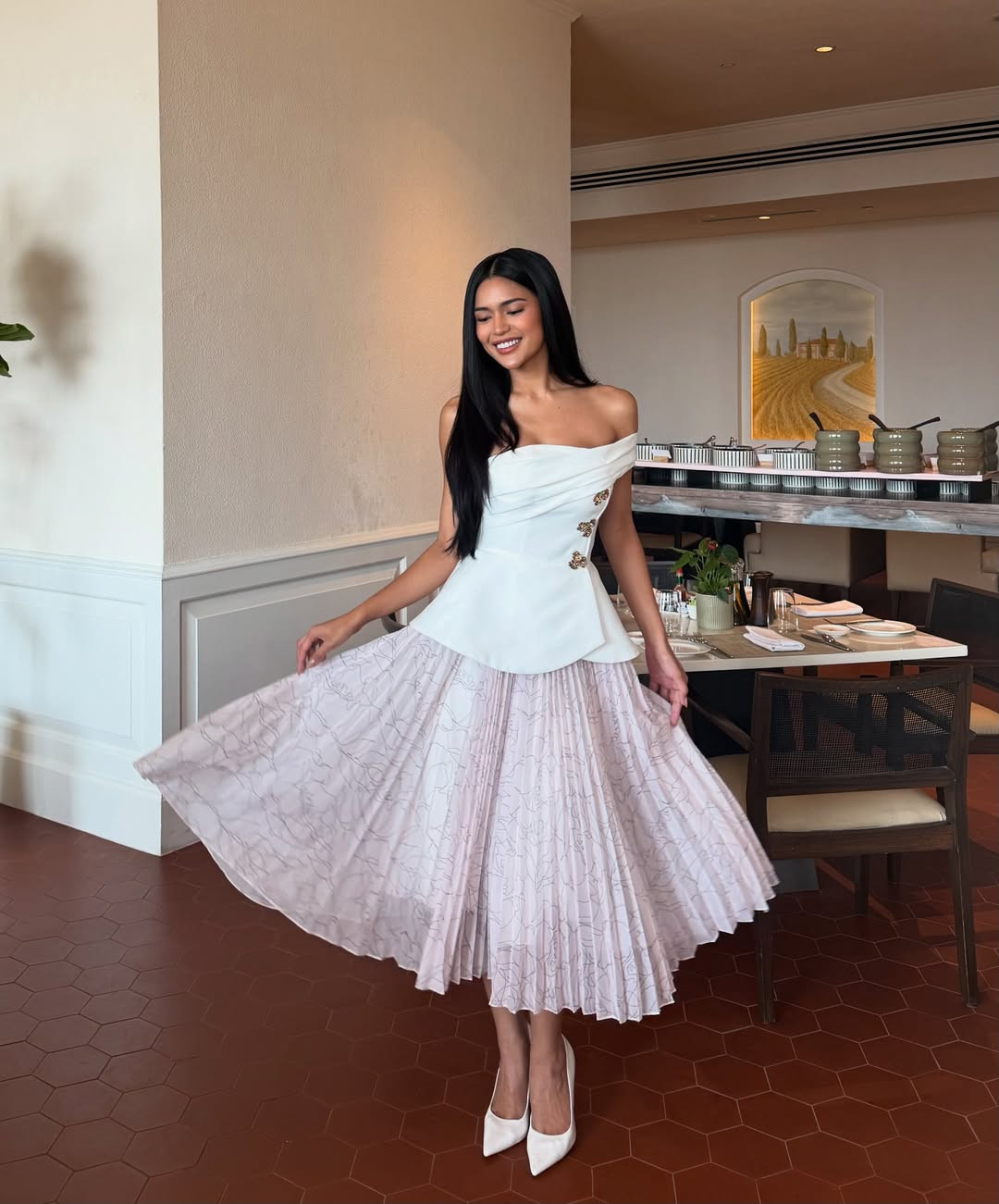 Trong hoạt động sáng 8/5, Krishnah Gravidez mặc bộ váy xòe phong cách cổ điển. Người đẹp Philippines là ứng viên nổi trội của khu vực châu Á. Cô năm nay 23 tuổi, là sinh viên chuyên ngành xây dựng kỹ thuật dân dụng, có kinh nghiệm thi sắc đẹp ấn tượng.