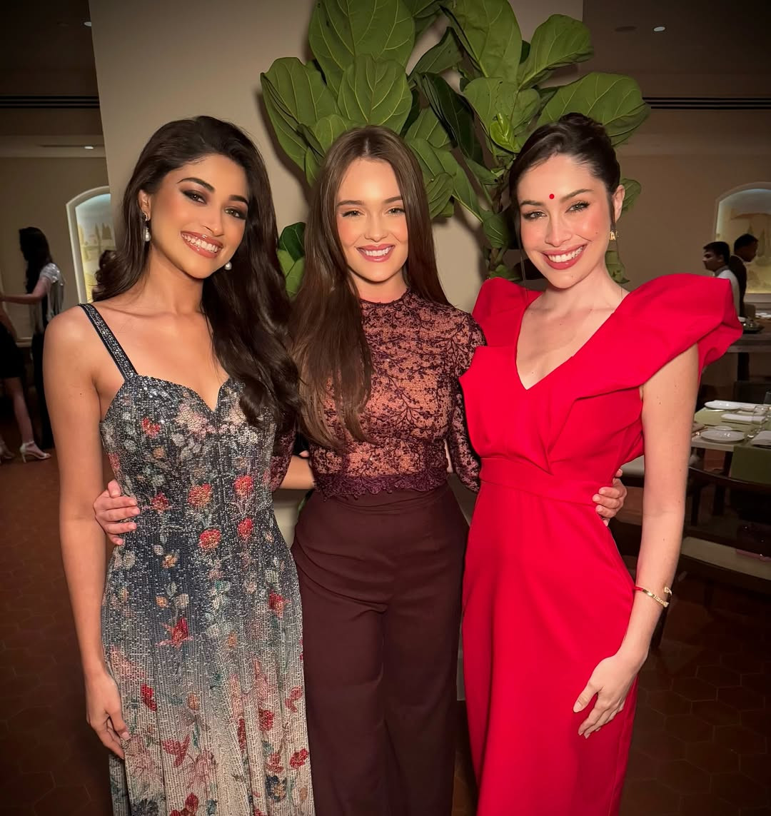 Đại diện Brazil - Jessica Pedroso - nổi bật với bộ váy độn vai tông màu đỏ. Người đẹp năm nay 25 tuổi, cao 1,75 m, có bằng thạc sĩ về ngôn ngữ hiện đại. Hiện cô là giáo viên và kỹ sư cơ khí.