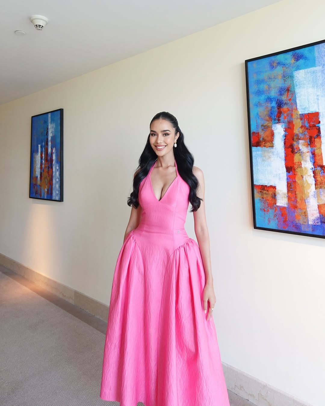 Trong ngày đầu tiên, Opal diện thiết kế tông màu hồng, xẻ vòng một gợi cảm. Opal Suchata Chuangsri từng thi Hoa hậu Hoàn vũ 2024 ở Mexico và giành ngôi á hậu 3. Sau khi được công bố là đại diện Thái Lan ở Hoa hậu Thế giới 2025, cô bị ban tổ chức Hoa hậu Hoàn vũ tước danh hiệu á hậu. Opal năm nay 21 tuổi, cao 1,8 m.