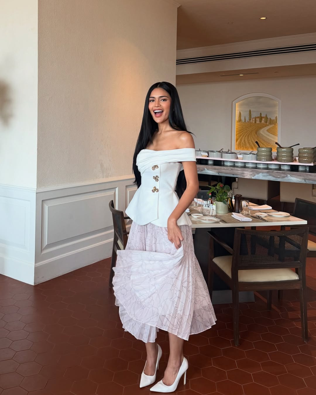 Trong hoạt động sáng 8/5, Krishnah Gravidez mặc bộ váy xòe phong cách cổ điển. Người đẹp Philippines là ứng viên nổi trội của khu vực châu Á. Cô năm nay 23 tuổi, là sinh viên chuyên ngành xây dựng kỹ thuật dân dụng, có kinh nghiệm thi sắc đẹp ấn tượng.