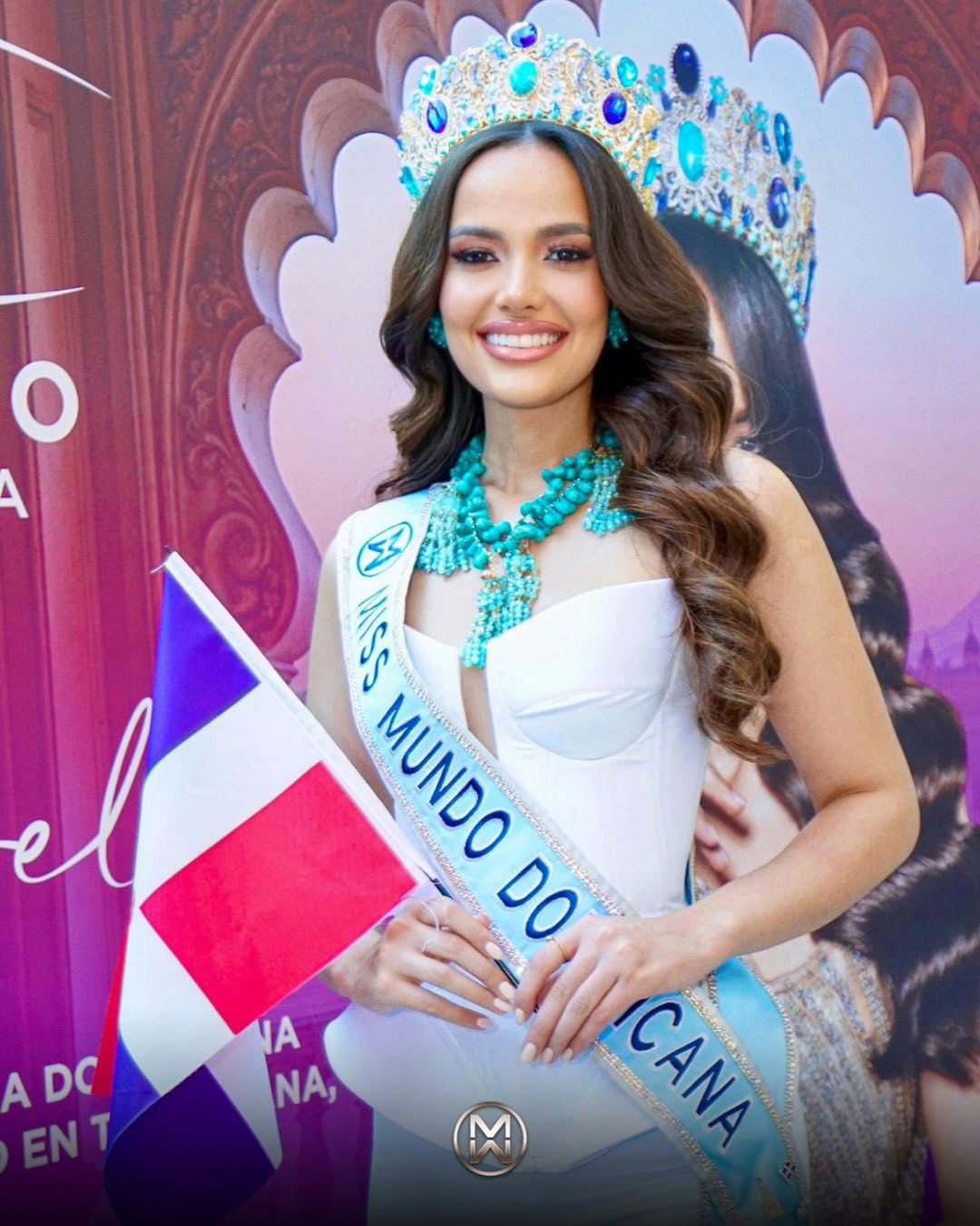 Đại diện Cộng hòa Dominica - Mayra Alejandra - diện trang phục màu trắng thanh lịch khi ra sân bay đi Ấn Độ. Người đẹp đội vương miện, xuất hiện với vẻ chuyên nghiệp, rạng rỡ.