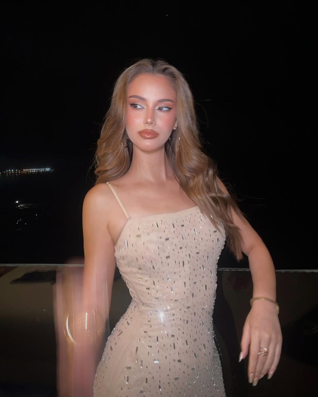 Người đẹp khẳng định Hoa hậu Quốc tế không chỉ là cuộc thi hướng đến vẻ đẹp hình thể mà tìm một người phụ nữ có tinh thần cống hiến. Cô gửi gắm: "Gửi tới tất cả ai đang đọc bài viết này, đừng bao giờ bỏ cuộc. Hãy đấu tranh vì những gì bạn mơ ước, ngay cả khi có vẻ khó khăn".