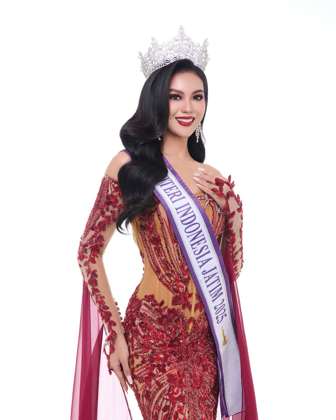 Nhiều người cho rằng Firsta Yufi Amarta Putri sẽ tham dự Hoa hậu Quốc tế 2025. Trước đó, người đăng quang ngôi vị cao nhất tại Puteri Indonesia được cử tham dự Hoa hậu Hoàn vũ. Tuy nhiên, từ năm 2022, Puteri Indonesia bị mất bản quyền Miss Universe dù đã chấp nhận chi tiền cao hơn gấp 10 lần.