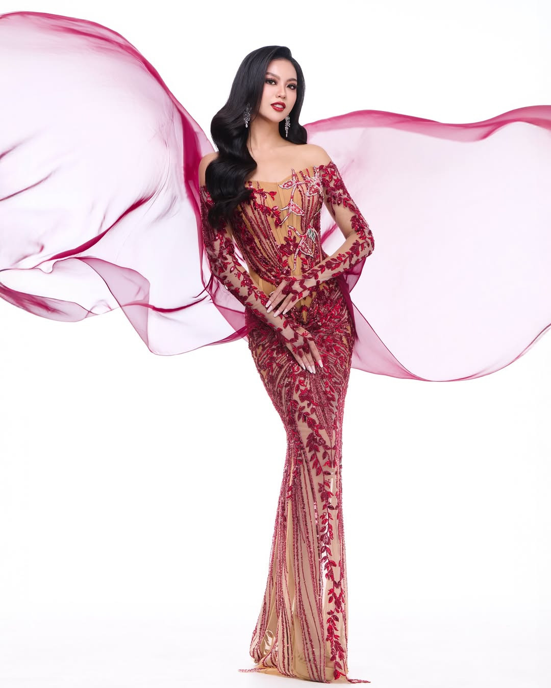 Nhiều người cho rằng Firsta Yufi Amarta Putri sẽ tham dự Hoa hậu Quốc tế 2025. Trước đó, người đăng quang ngôi vị cao nhất tại Puteri Indonesia được cử tham dự Hoa hậu Hoàn vũ. Tuy nhiên, từ năm 2022, Puteri Indonesia bị mất bản quyền Miss Universe dù đã chấp nhận chi tiền cao hơn gấp 10 lần.