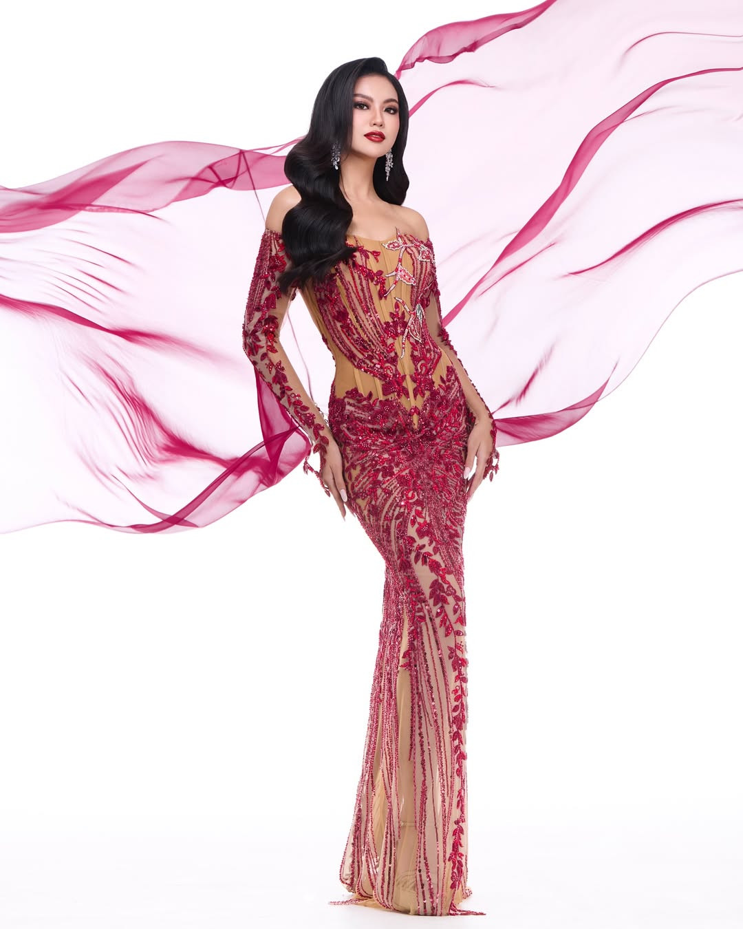 Nhiều người cho rằng Firsta Yufi Amarta Putri sẽ tham dự Hoa hậu Quốc tế 2025. Trước đó, người đăng quang ngôi vị cao nhất tại Puteri Indonesia được cử tham dự Hoa hậu Hoàn vũ. Tuy nhiên, từ năm 2022, Puteri Indonesia bị mất bản quyền Miss Universe dù đã chấp nhận chi tiền cao hơn gấp 10 lần.