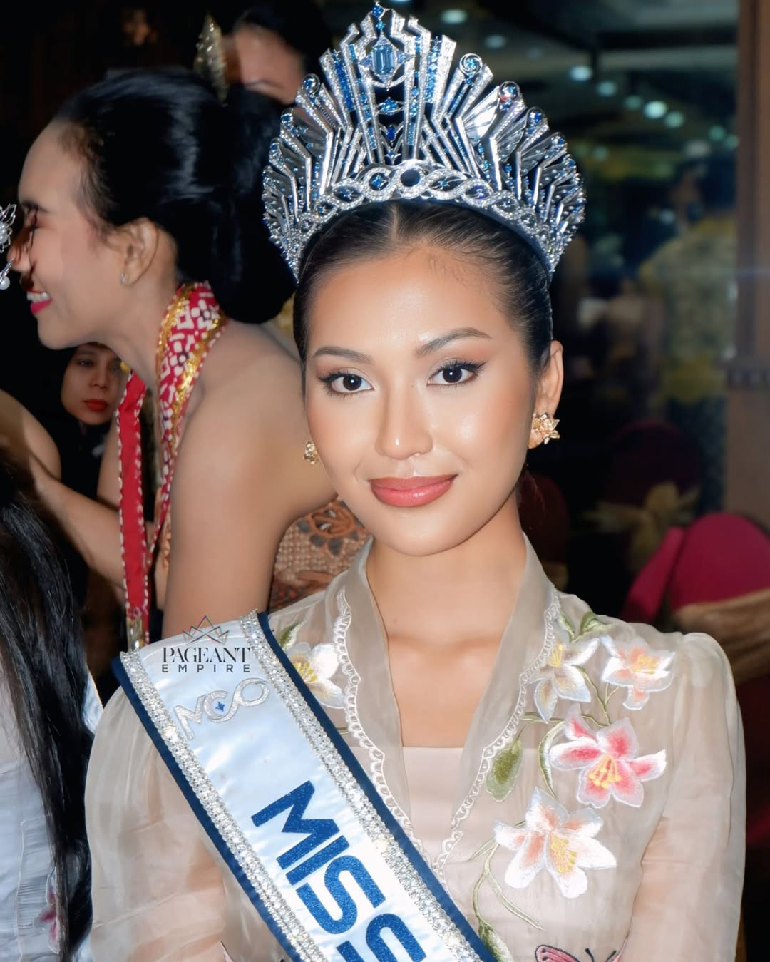 Đương kim Hoa hậu Siêu quốc gia Harashta Haifa Zahra, đương kim Miss Cosmo Ketut Permata Juliastrid và Miss Charm Rashmita Rasindran khoe sắc tại tiệc tối chào mừng của tổ chức Puteri Indonesia.