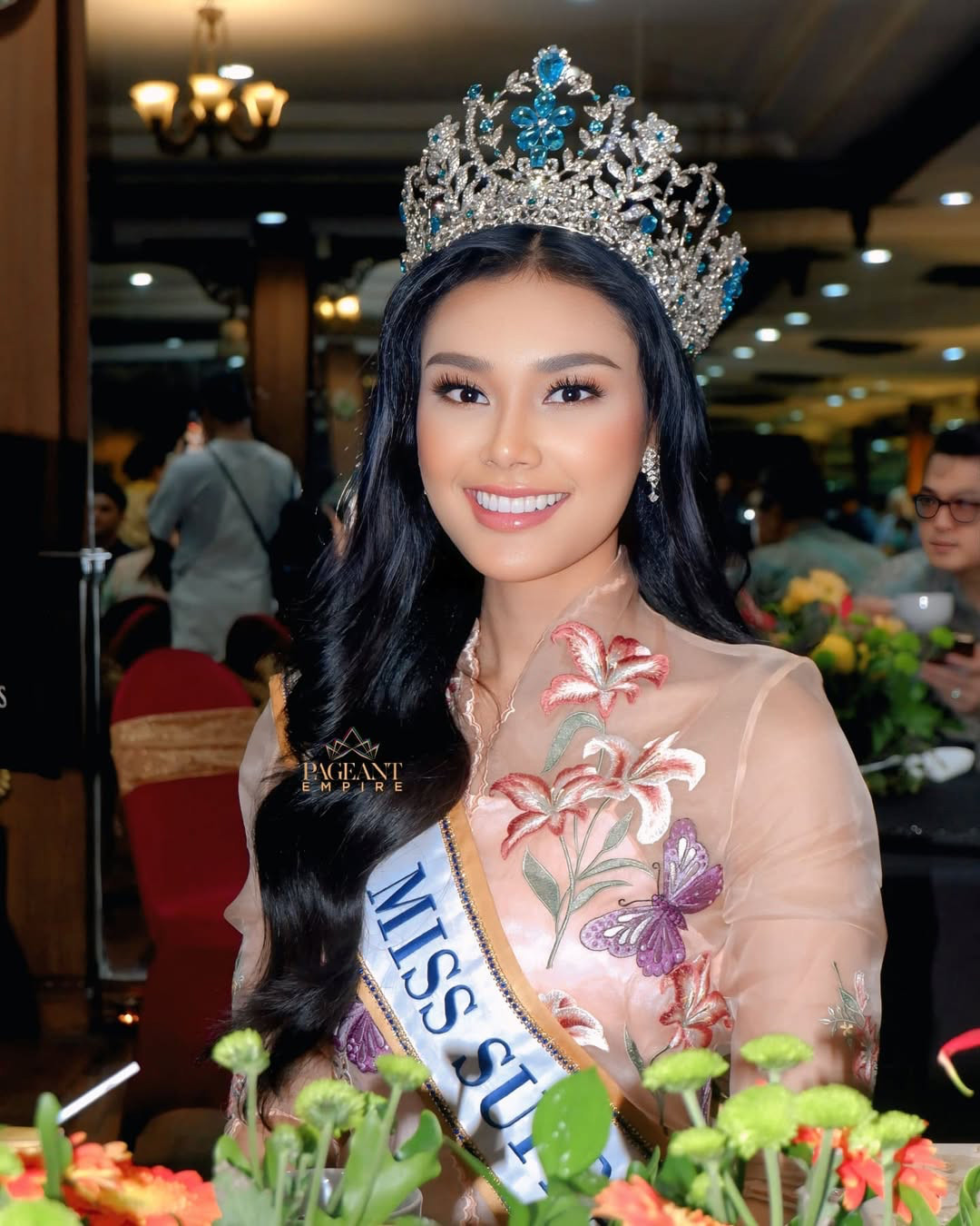 Đương kim Hoa hậu Siêu quốc gia Harashta Haifa Zahra, đương kim Miss Cosmo Ketut Permata Juliastrid và Miss Charm Rashmita Rasindran khoe sắc tại tiệc tối chào mừng của tổ chức Puteri Indonesia.