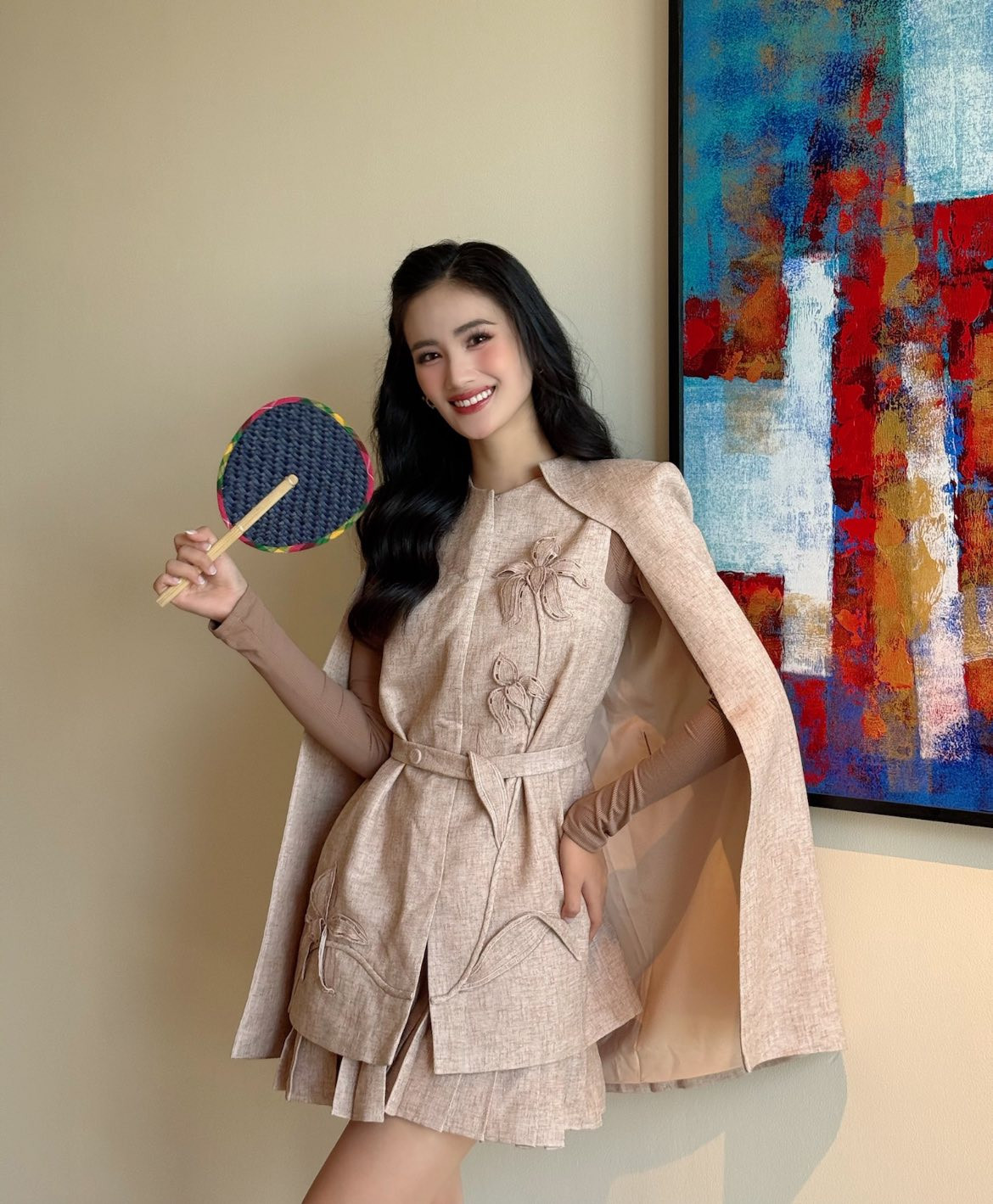 Tại khách sạn, Ý Nhi chung phòng cùng đại diện Thái Lan - Opal Suchata Chuangsri - người đẹp nổi bật ở cuộc thi năm nay, được nhiều diễn đàn sắc đẹp dự đoán đăng quang. Trong hoạt động đầu tiên, Ý Nhi mặc thiết kế tông màu thanh lịch, kết hợp áo choàng. Cô trang điểm và làm tóc nhẹ nhàng.