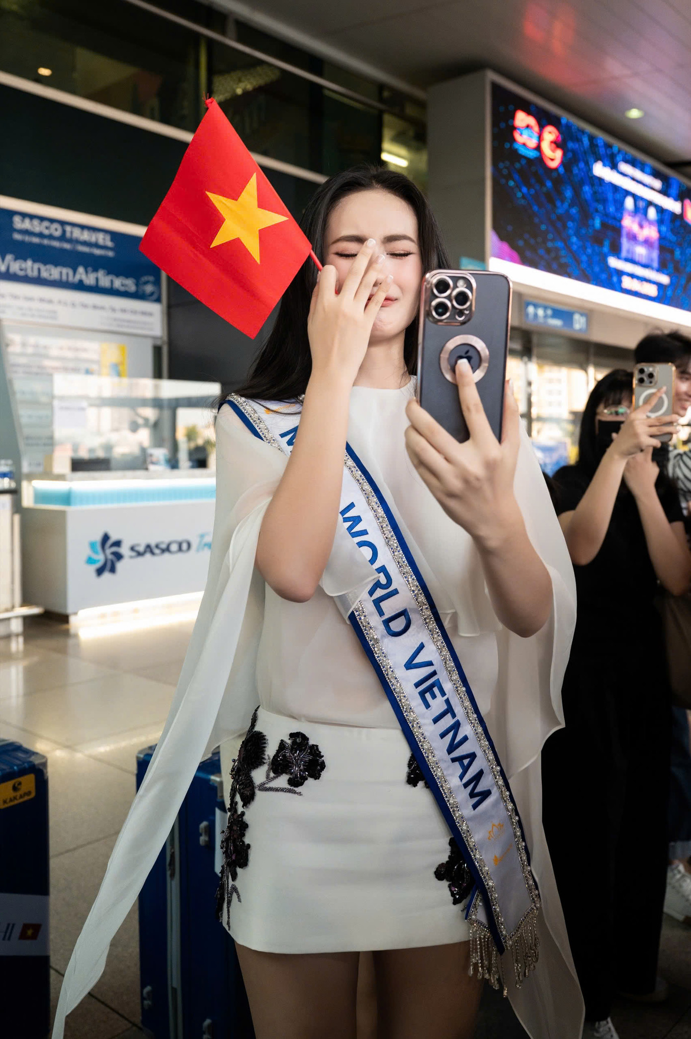 Hoa hậu Lương Thùy Linh gọi video trực tiếp để gửi lời chúc và động viên tinh thần Ý Nhi. Trong lúc trò chuyện, Ý Nhi bật khóc nói: “Lúc về chị nhớ ra đón em nhé”.