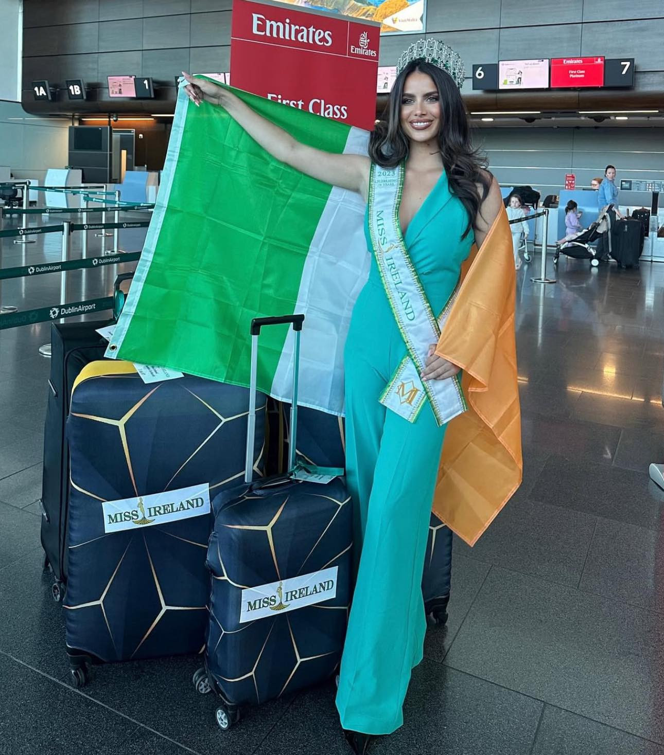 Trước thềm khai mạc, Hoa hậu Thế giới lần thứ 72 vấp phải những phản ứng tiêu cực từ giới quan chức Ấn Độ. Nhiều người đẹp bất ngờ bỏ thi hoặc bị tước quyền dự thi. Đại diện Việt Nam tại cuộc thi năm nay là Hoa hậu Huỳnh Trần Ý Nhi.