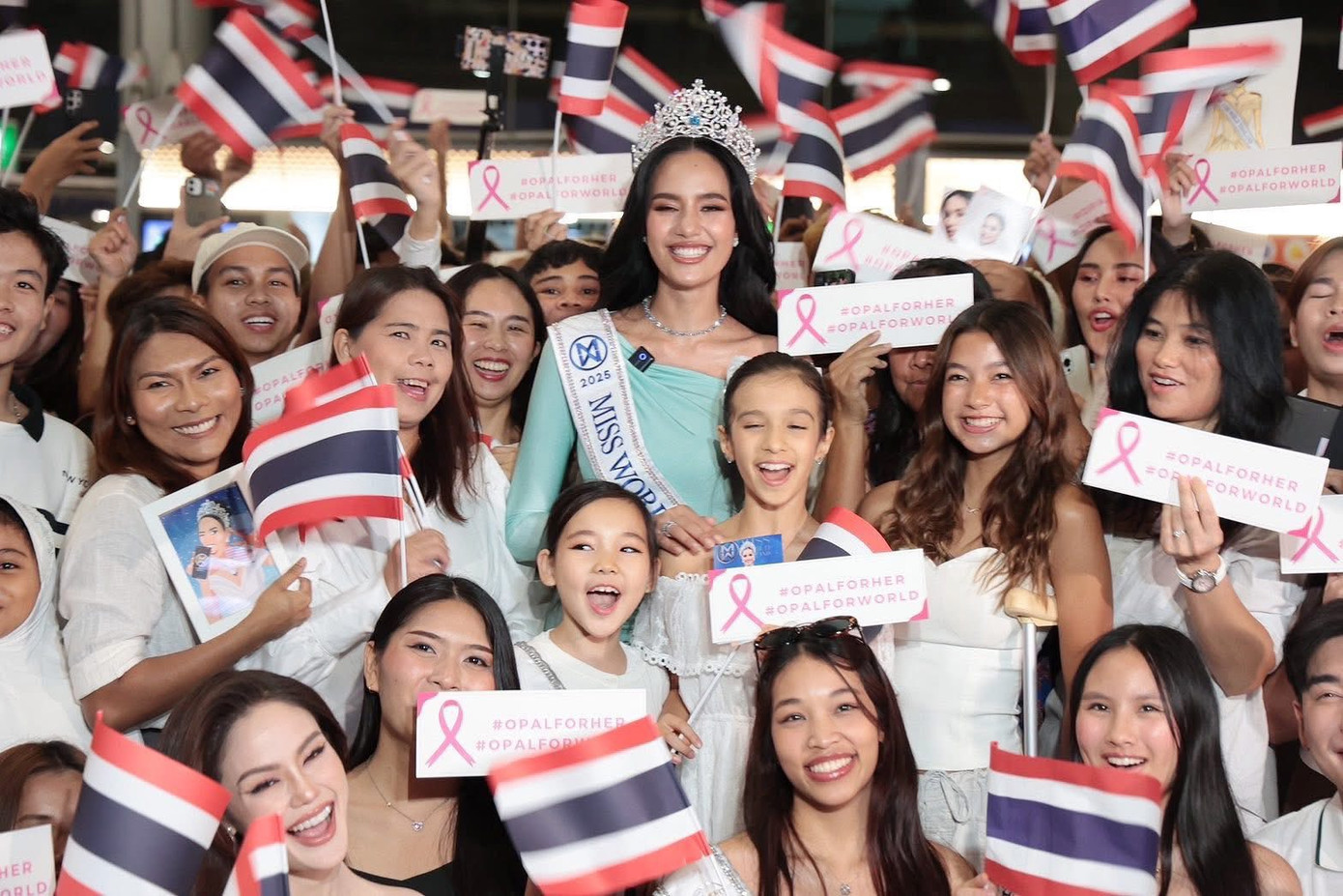 Opal Suchata Chuangsri năm nay 21 tuổi, là sinh viên Luật tại Đại học Thammasat, chuyên ngành Quan hệ Quốc tế. Người đẹp có chiều cao ấn tượng 1,8 m và thân hình thanh mảnh, quyến rũ. Cô có khả năng nói được tiếng Anh và tiếng Quan Thoại. Người đẹp đang điều hành hoạt động kinh doanh khách sạn ở Phuket, Thái Lan. Năm 2024, Opal đại diện Thái Lan thi Hoa hậu Hoàn vũ 2024 ở Mexico và giành ngôi Á hậu 3 nhưng đã bị tước danh hiệu.