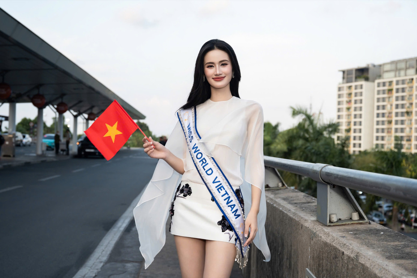 Người đẹp mặc áo voan trắng dáng suông kết hợp chân váy ngắn và boots cổ cao. “Tôi cố gắng chuẩn bị tốt nhất trong khả năng của mình và đã sẵn sàng mọi mặt. Tôi đang rất háo hức để bắt đầu hành trình Miss World, mong chờ gặp những người bạn mới và những trải nghiệm tuyệt vời tại cuộc thi. Với tâm thế nghiêm túc và luôn sẵn sàng học hỏi, tôi sẽ nỗ lực hết mình”, Ý Nhi thể hiện quyết tâm trước khi lên đường.