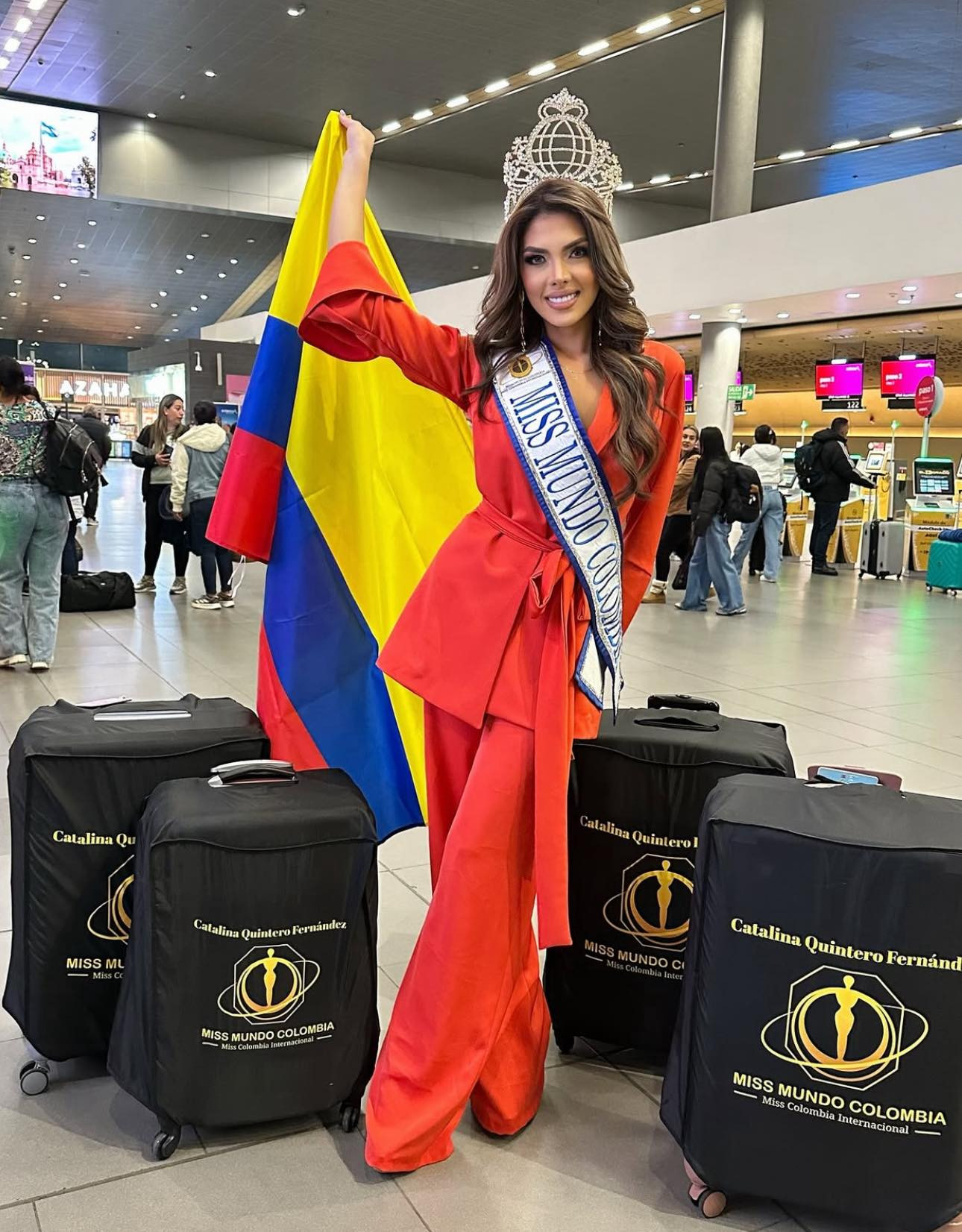 Đại diện Colombia - Catalina Quintero - gây chú ý khi xuất hiện ở sân bay với trang phục tông màu đỏ rực rỡ. Cô theo đuổi dự án nhà tế bần dành cho trẻ em đầu tiên ở Colombia. Là một doanh nhân, cô đã huy động sự hỗ trợ từ các chuyên gia, bao gồm kiến trúc sư, chuyên gia y tế và các nhà tài trợ, để đảm bảo dự án có thể hoạt động.