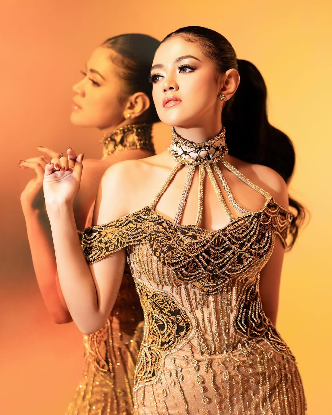 Puteri Indonesia là tổ chức uy tín, nắm quyền điều hành cuộc thi nhan sắc lâu đời ở quốc gia vạn đảo trong nhiều thập kỷ. Cuộc thi hướng tới tôn vinh các giá trị truyền thống. Năm 2022, Puteri Indonesia mất bản quyền Miss Universe vào tay công ty PT Capella Swastika Karya. Ban tổ chức phải chuyển hướng sang các cuộc thi sắc đẹp khác như Hoa hậu Quốc tế, Hoa hậu Siêu quốc gia.